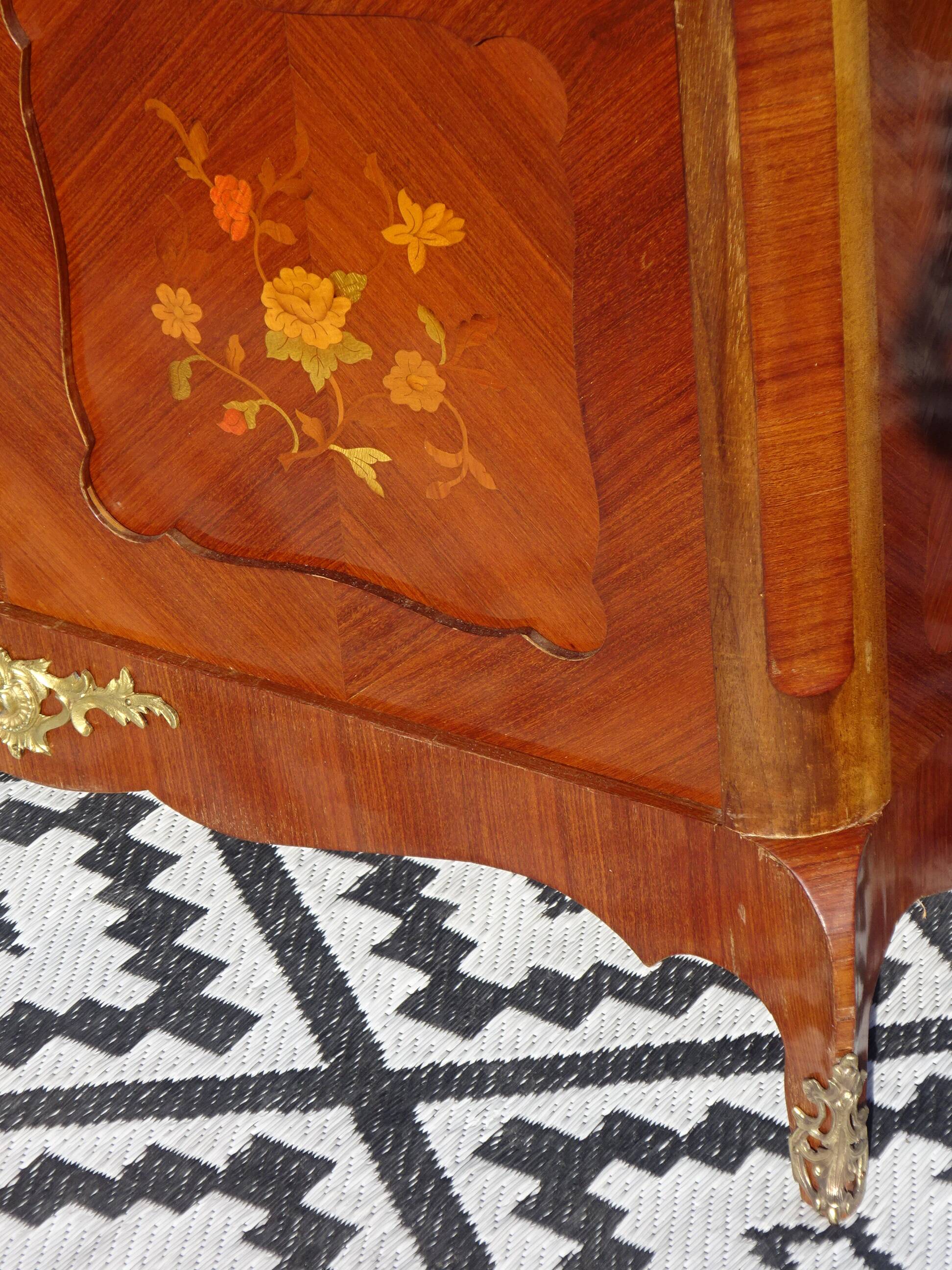 Glass library with rosewood marquetry in the Louis XV style.