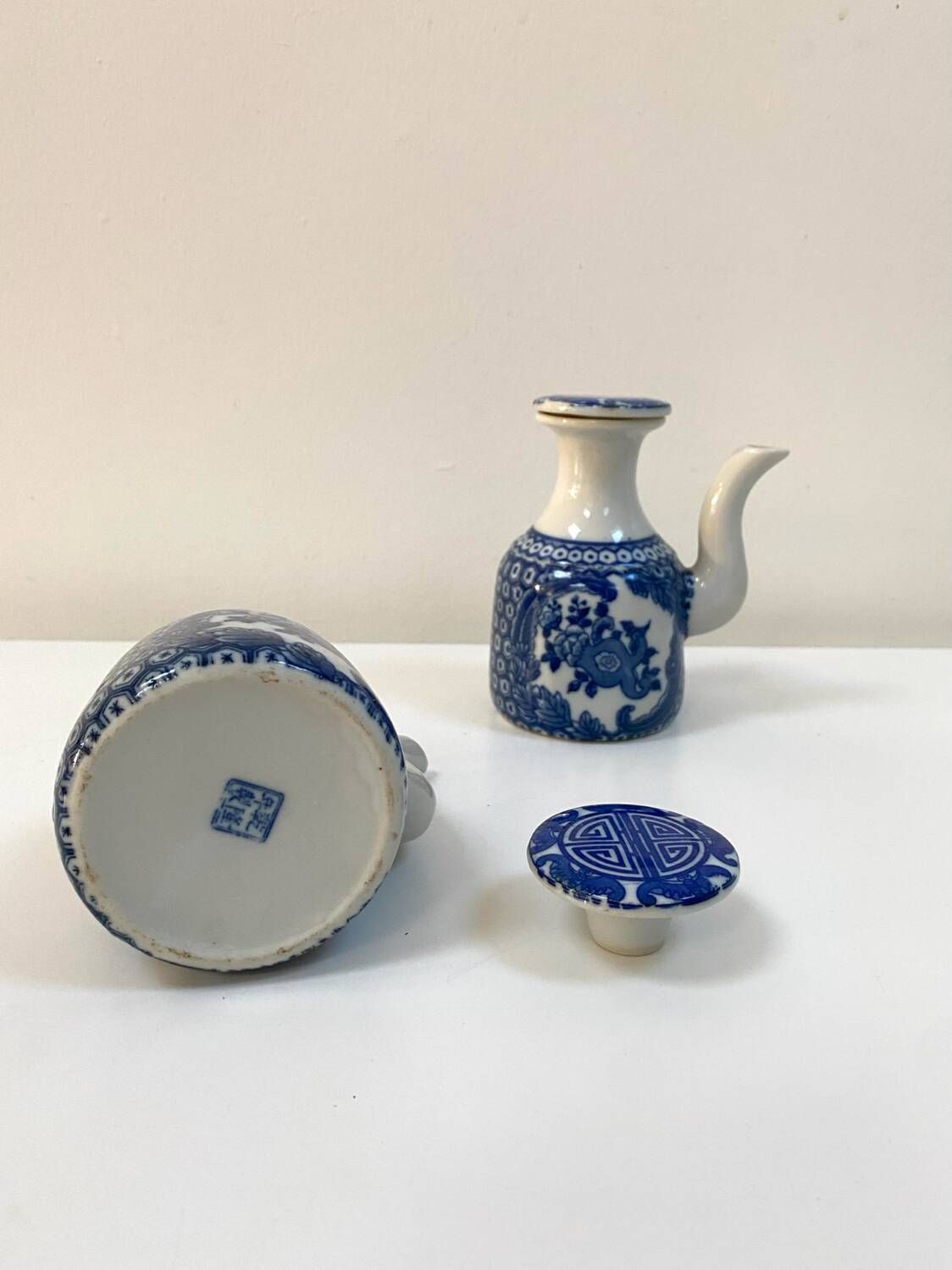 Pair of Chinese porcelain jugs from the 1950s.
