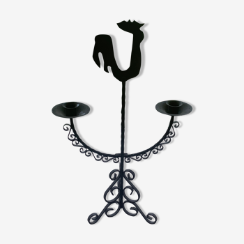 Chandelier, deux bougeoirs en fer forgé torsadé et festonne noir avec un emblème coq vintage
