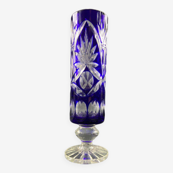 Vase tubulaire sur piédouche en cristal taillé teinté bleu Bohême