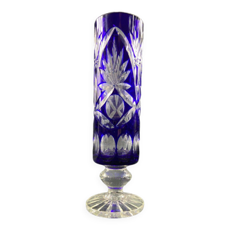 Vase tubulaire sur piédouche en cristal taillé teinté bleu Bohême