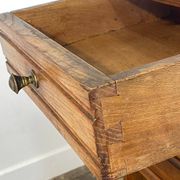 Meuble provincial en chêne, dessus de marbre, intérieur en céramique