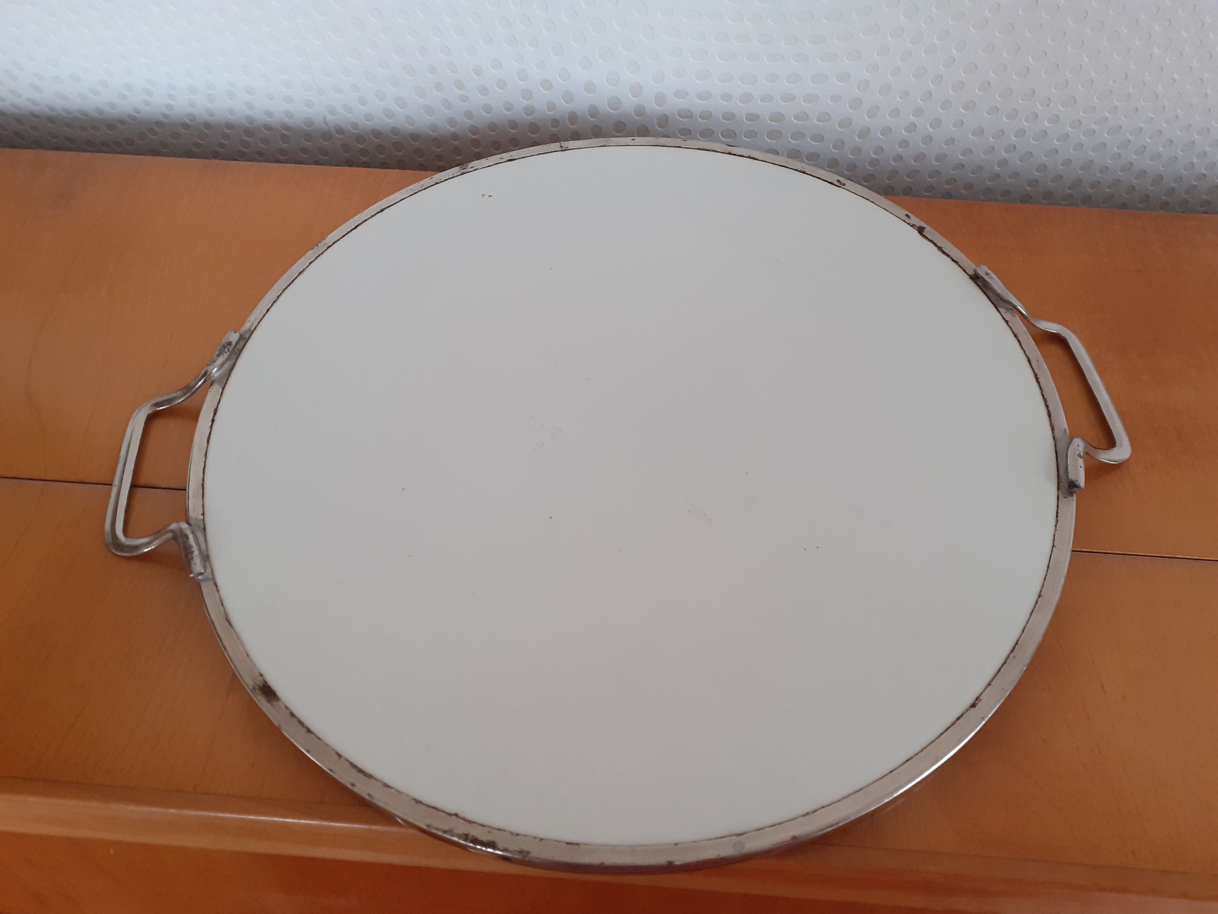 Duo of vintage cake dishes