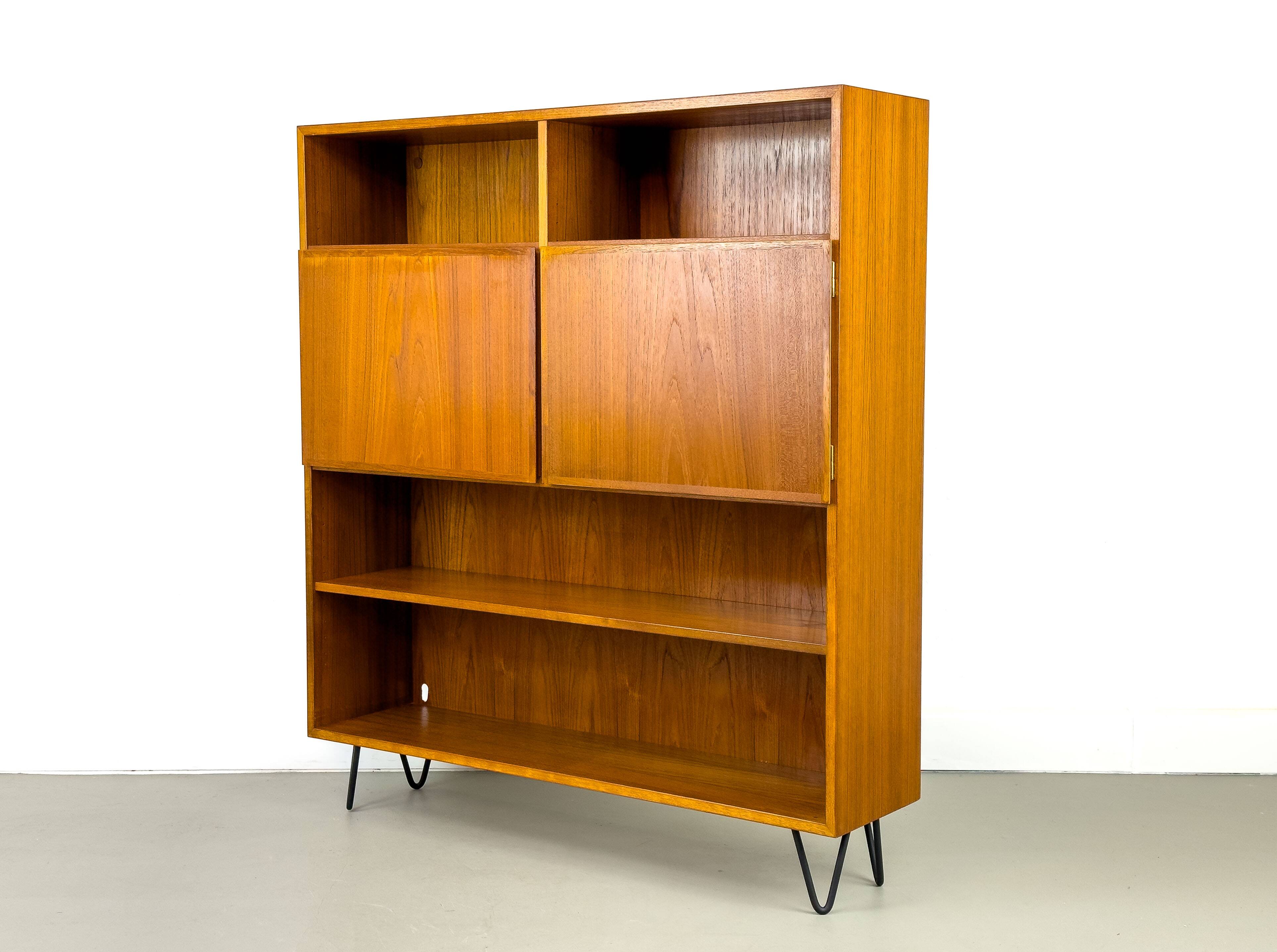 Bibliothèque danoise en teck avec portes par Omann Jun, 1960s