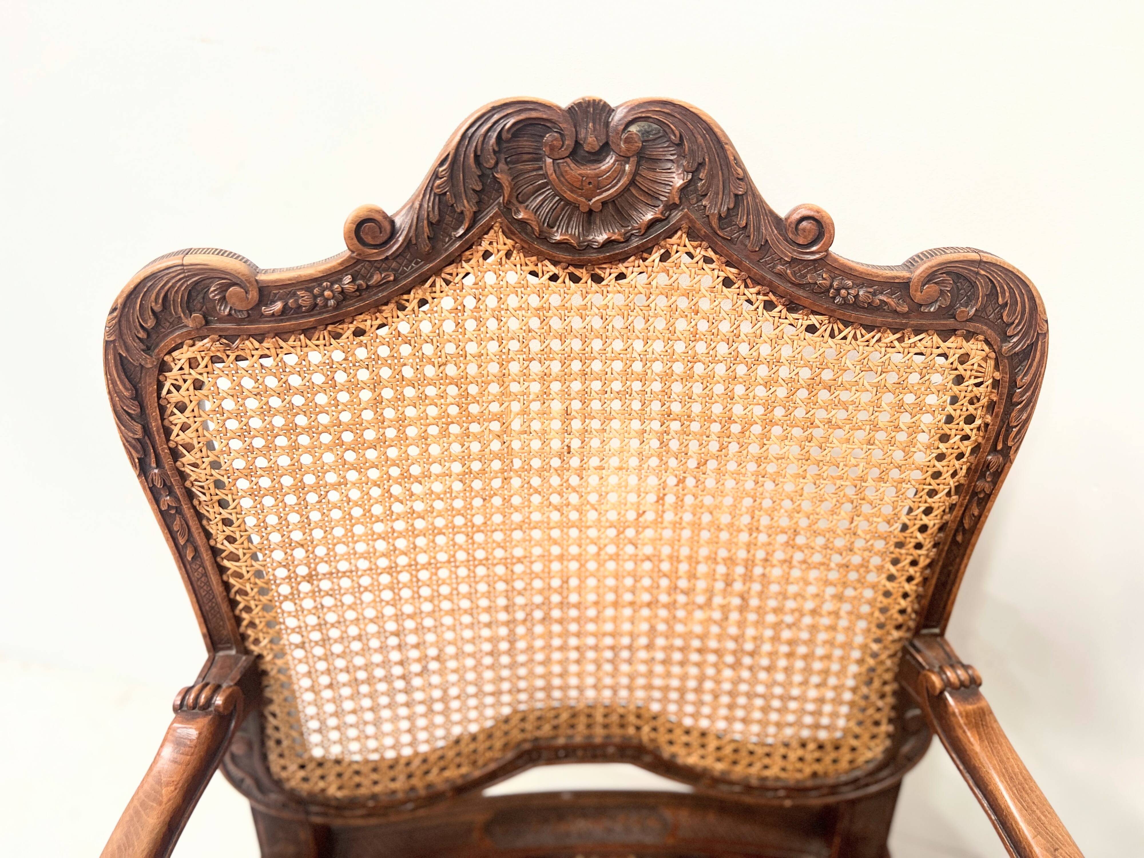 Paire de fauteuils de style Régence en bois naturel XIX siècle
