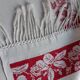 Serviette dammassée rouge et blanc avec initiale "h"