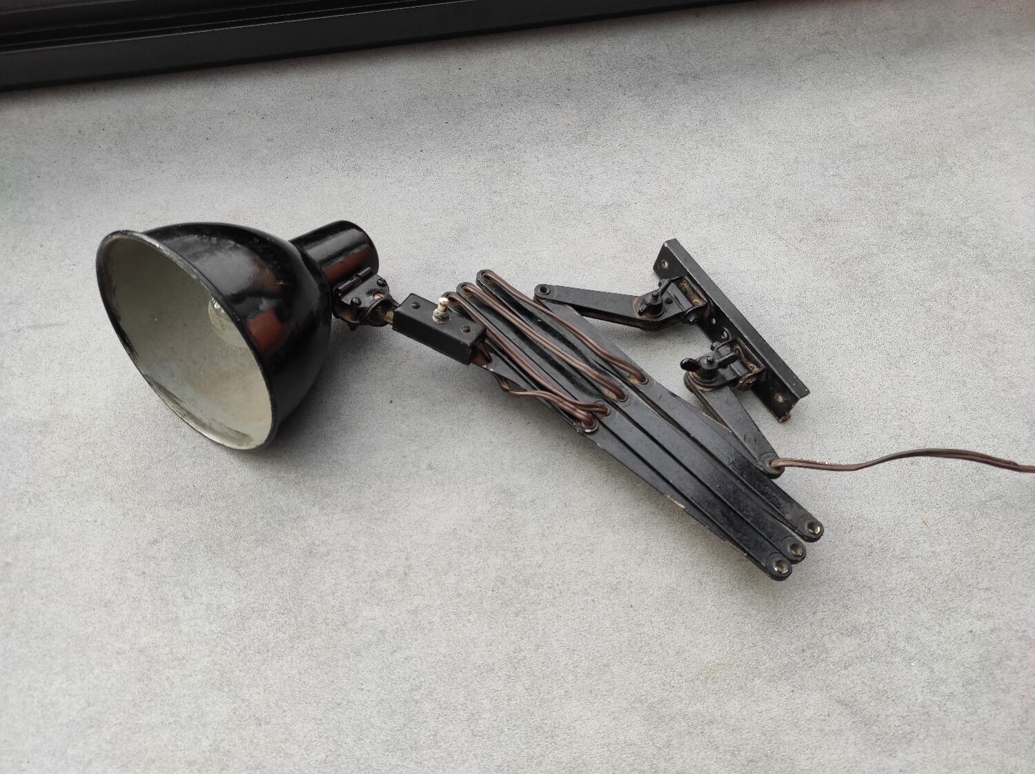 Accordion workshop lamp