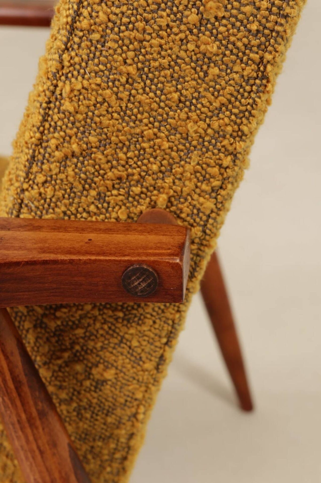 Deux chaises longues vintage en bouclée moutarde, design du milieu du siècle, 1960.