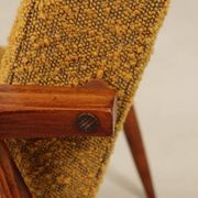 Deux chaises longues vintage en bouclée moutarde, design du milieu du siècle, 1960.