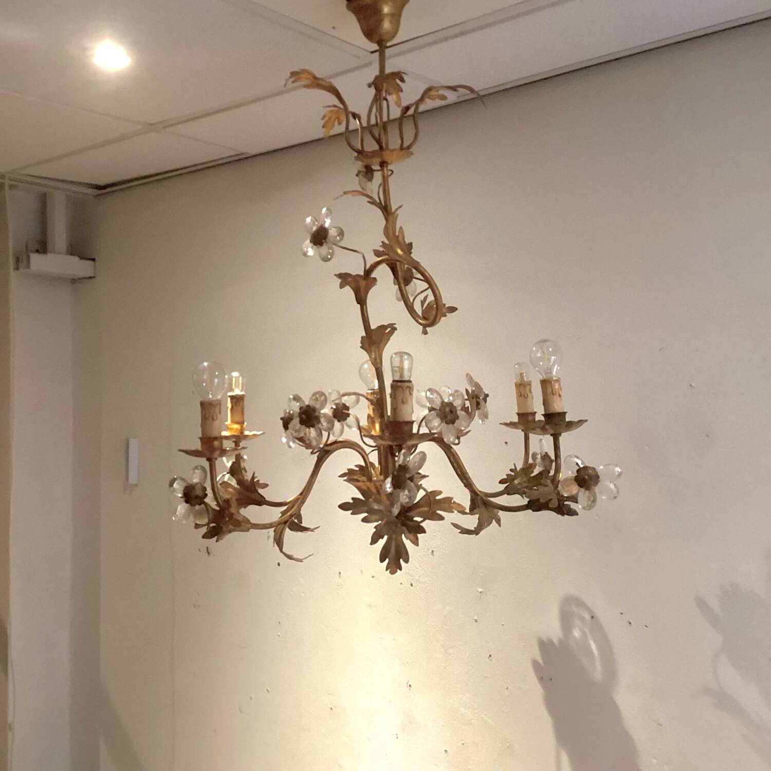 Lustre en métal doré et fleurs en verre, 1970