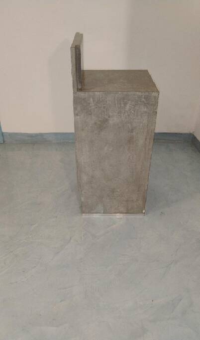 High pedestal / Architectural pedestal in polished concrete in Neo-Brutalist style