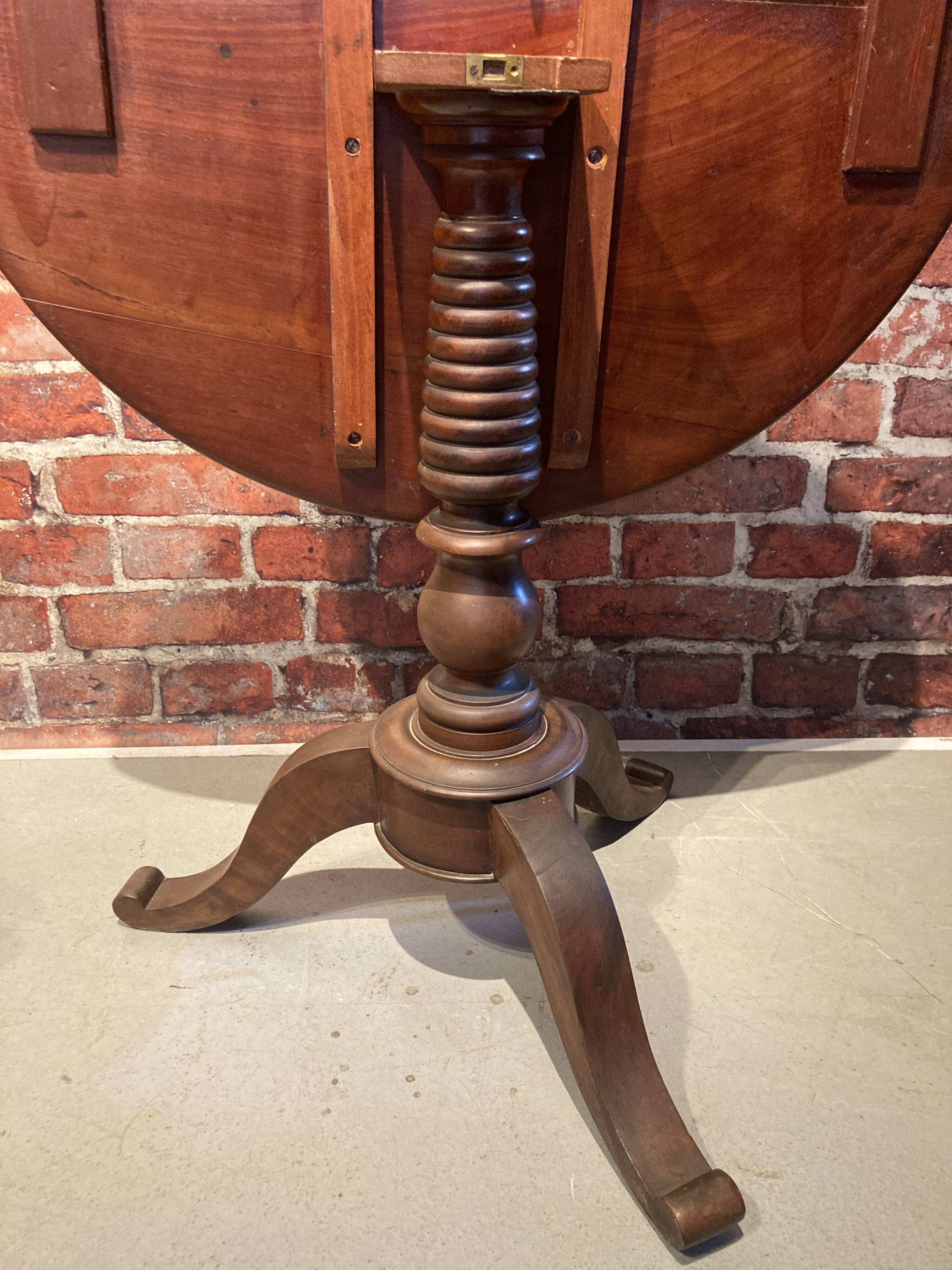 Guéridon en bois avec plateau pliable