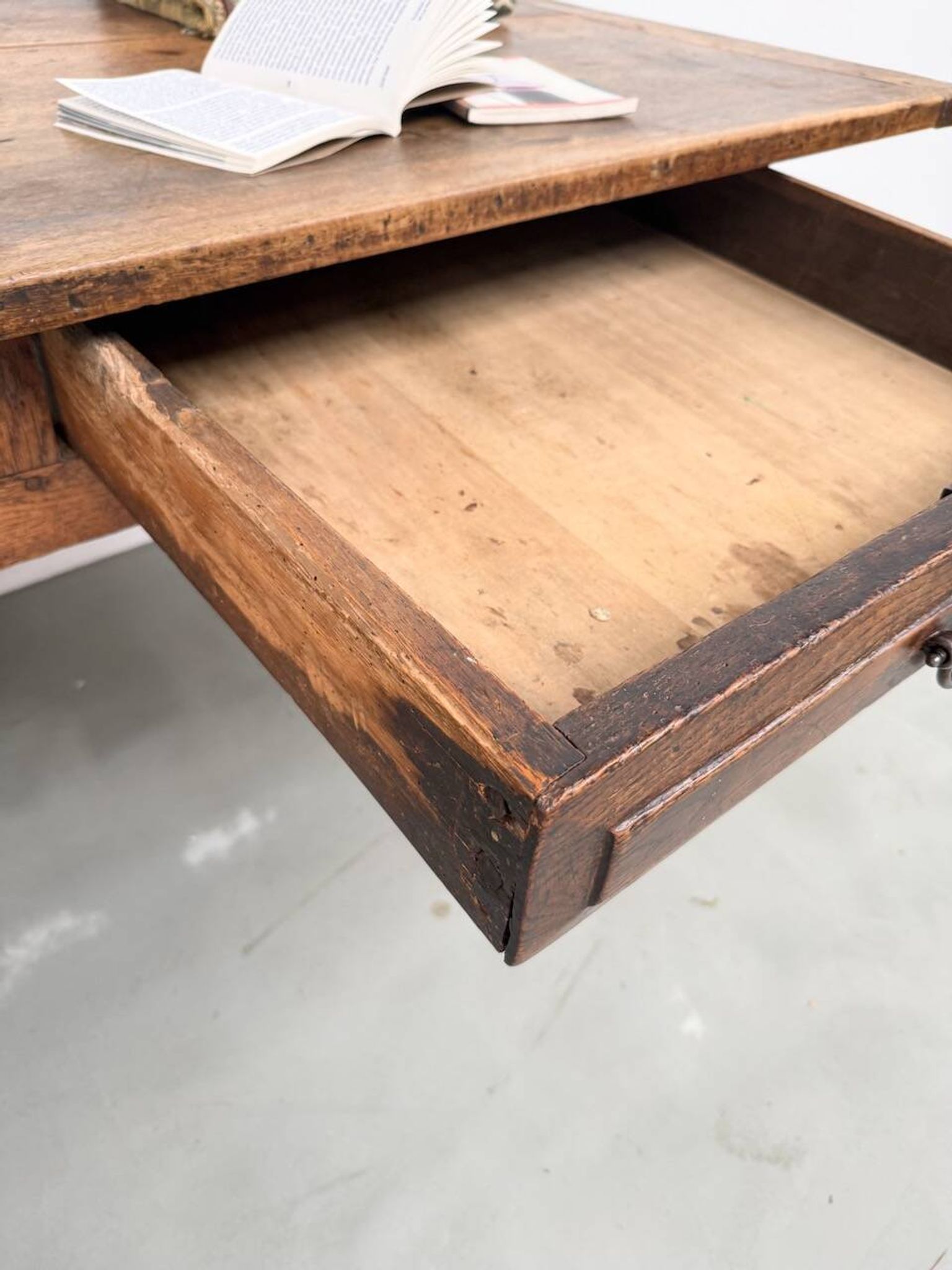 Table, drapière en noyer, XIXème s.