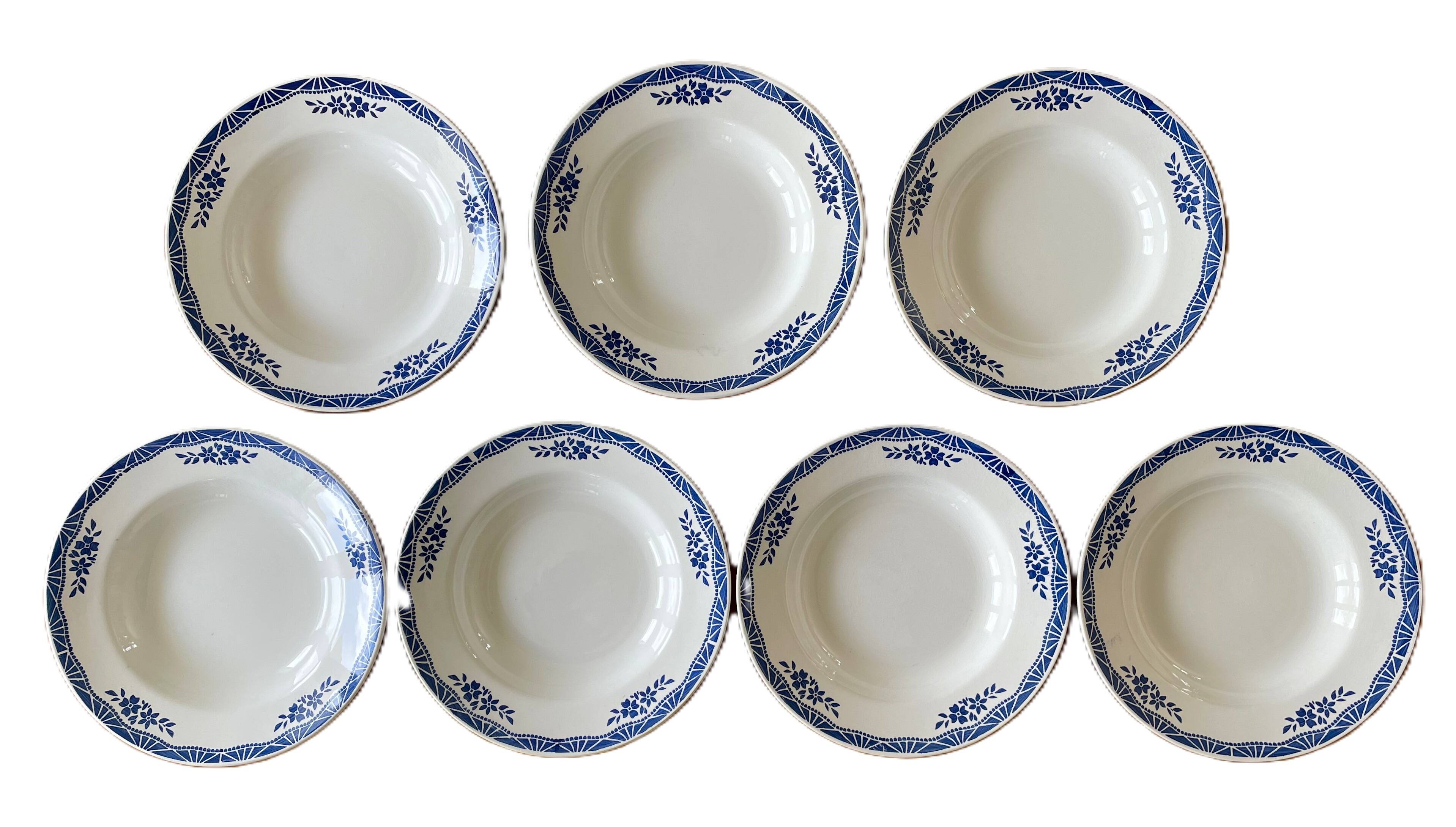 7 assiettes creuses anciennes en faïence de Saint-Amand (Nord)