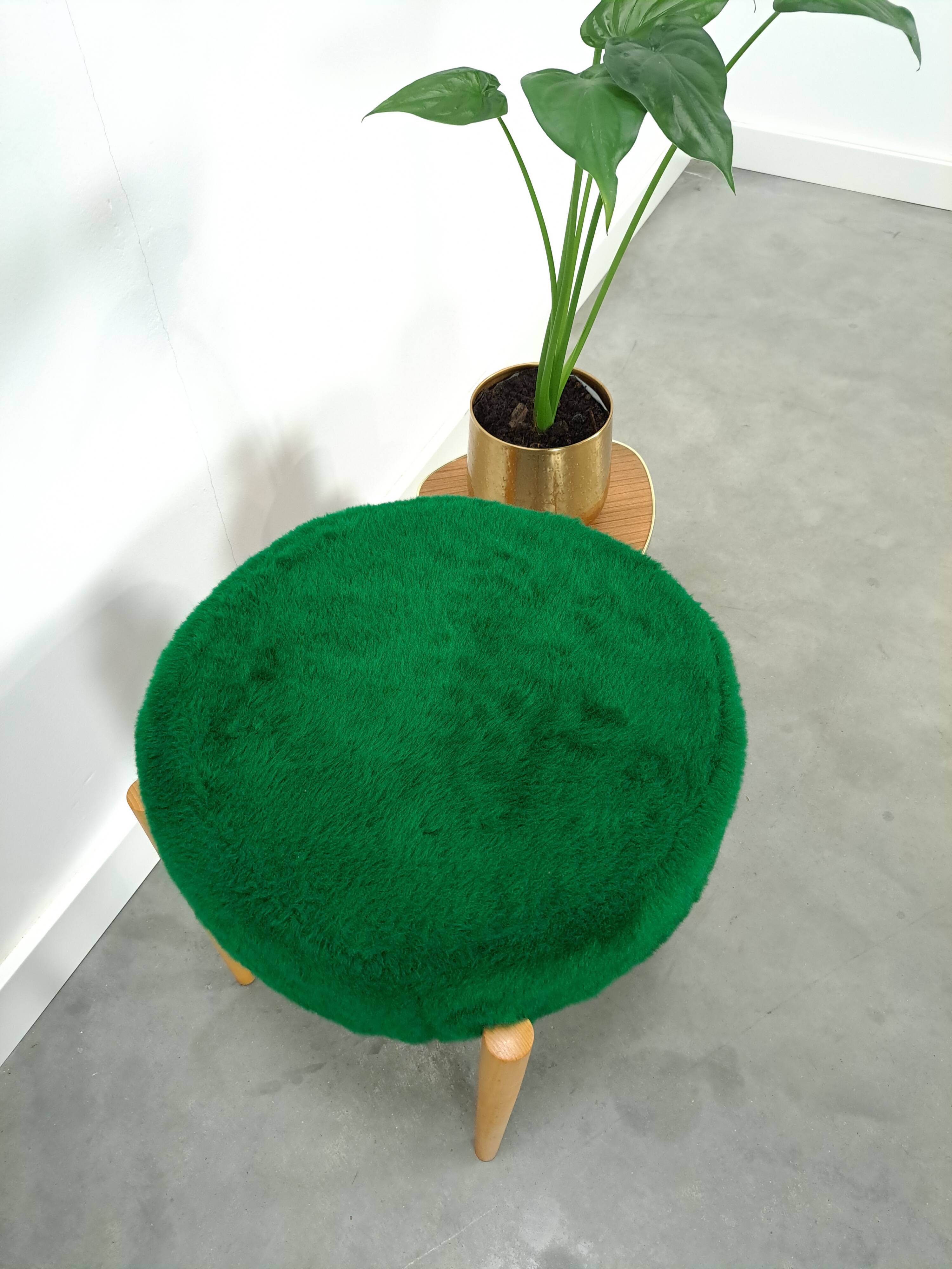 Houten vintage kruk met groen kussen