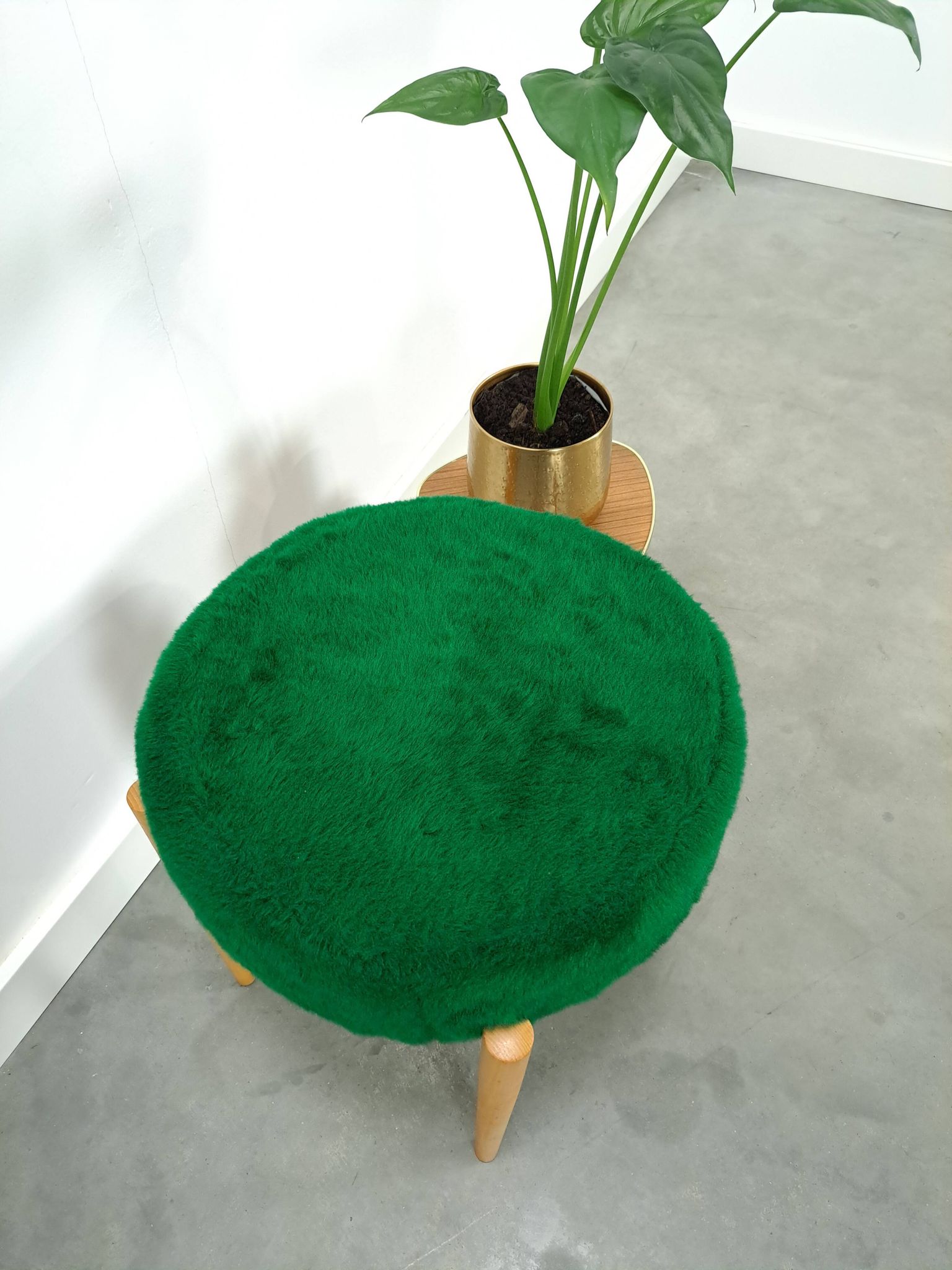 Houten vintage kruk met groen kussen
