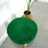 Houten vintage kruk met groen kussen