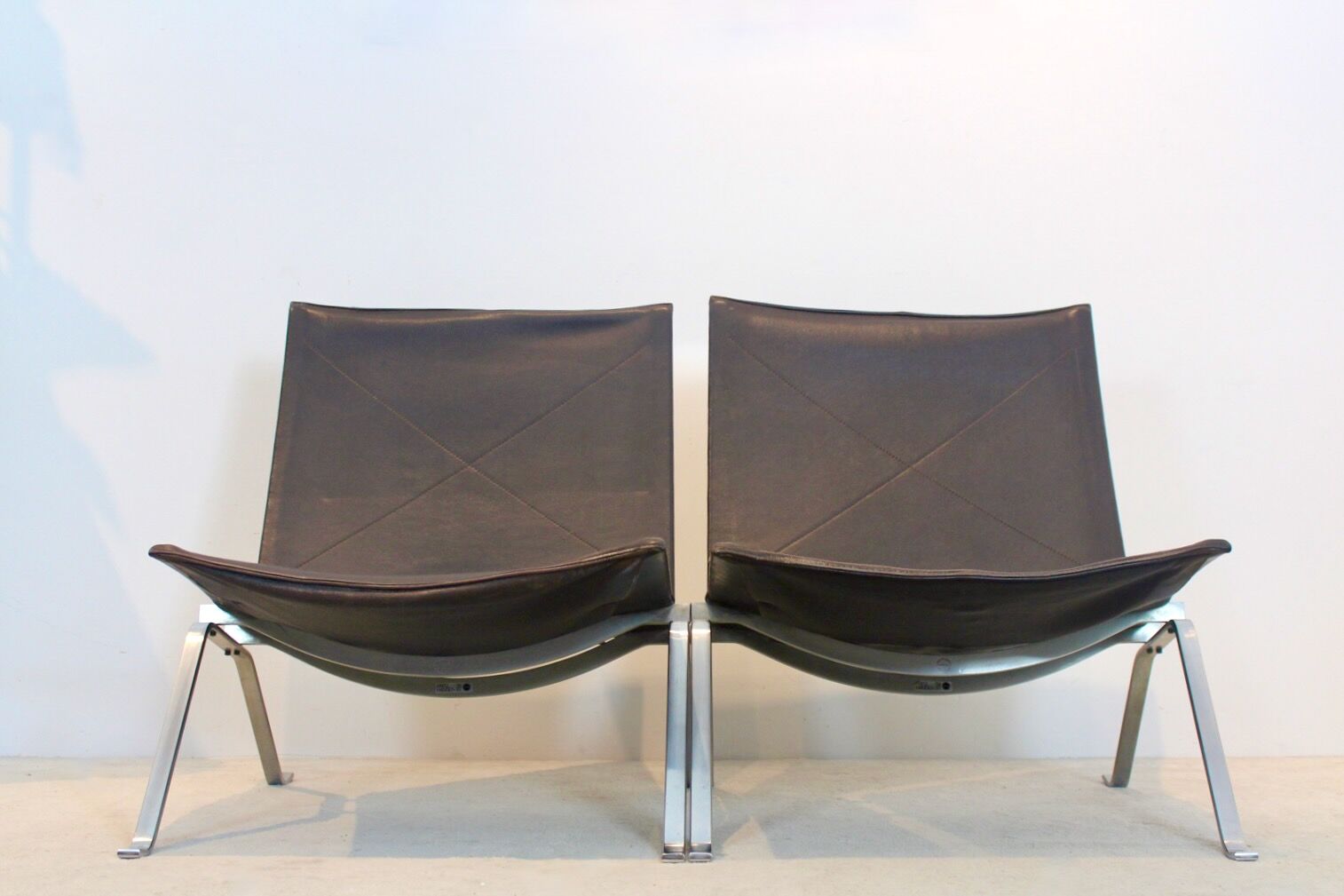 Fauteuils PK22 en cuir brun par Poul Kjærholm pour Fritz Hansen