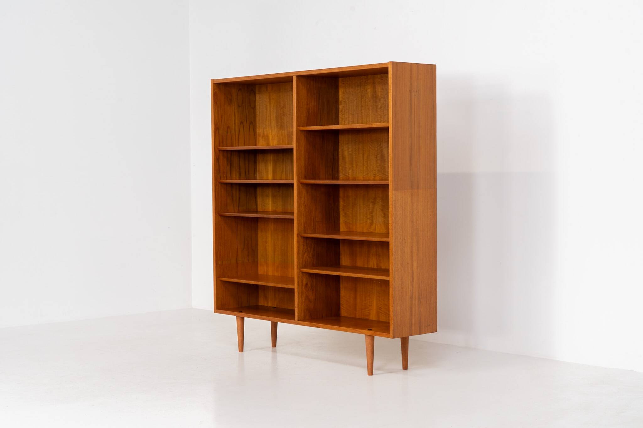 Bibliothèque du milieu du siècle par Poul Hundevad