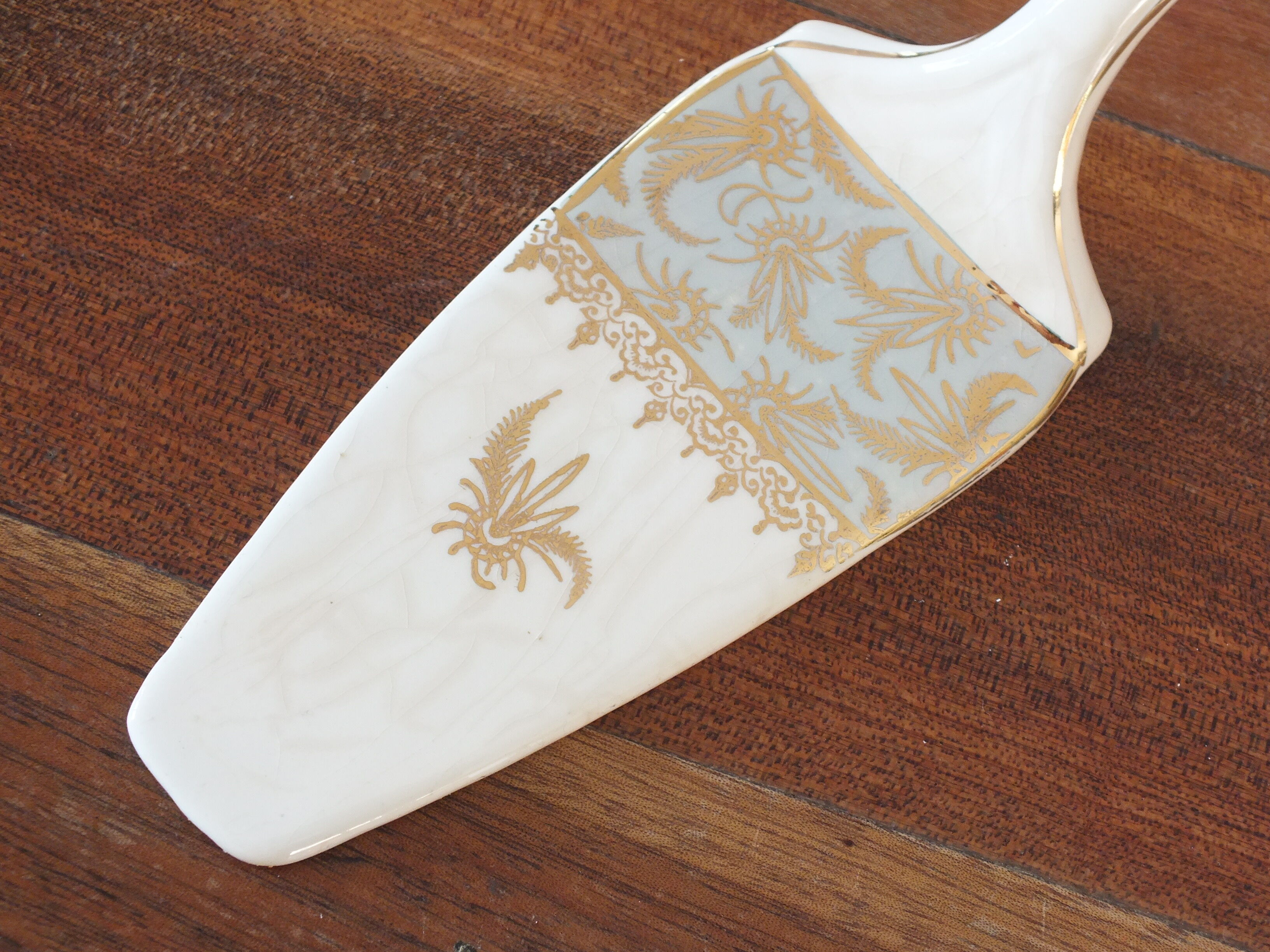 Dish + pie shovel in earthenware Sarreguemines green, cream and gold 1950