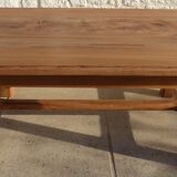 Table basse en chêne à pieds joints par une entretoise