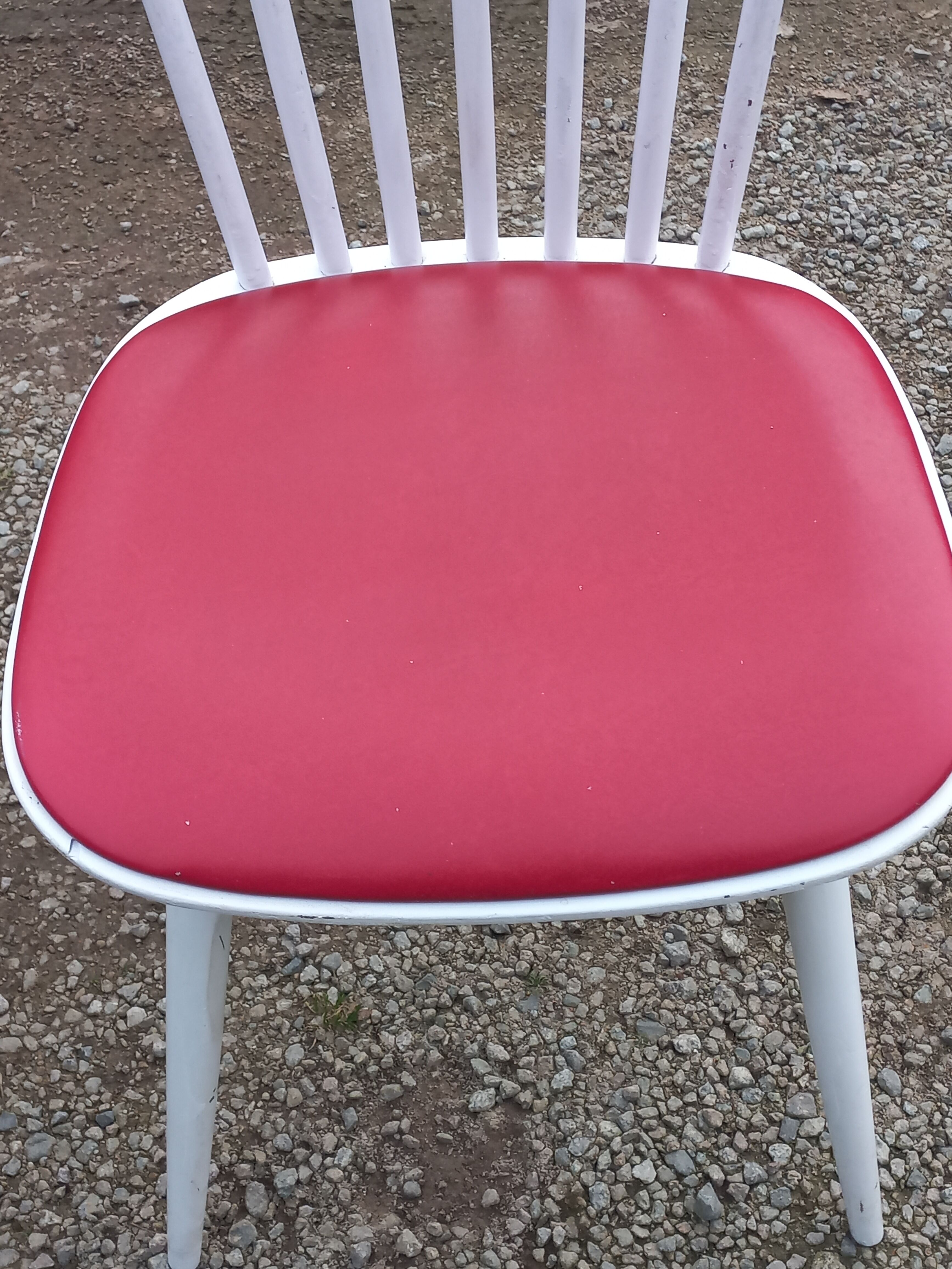 Set of 4 Scandinavian style chairs from the 50s in white lacquered wood and red skaï patties