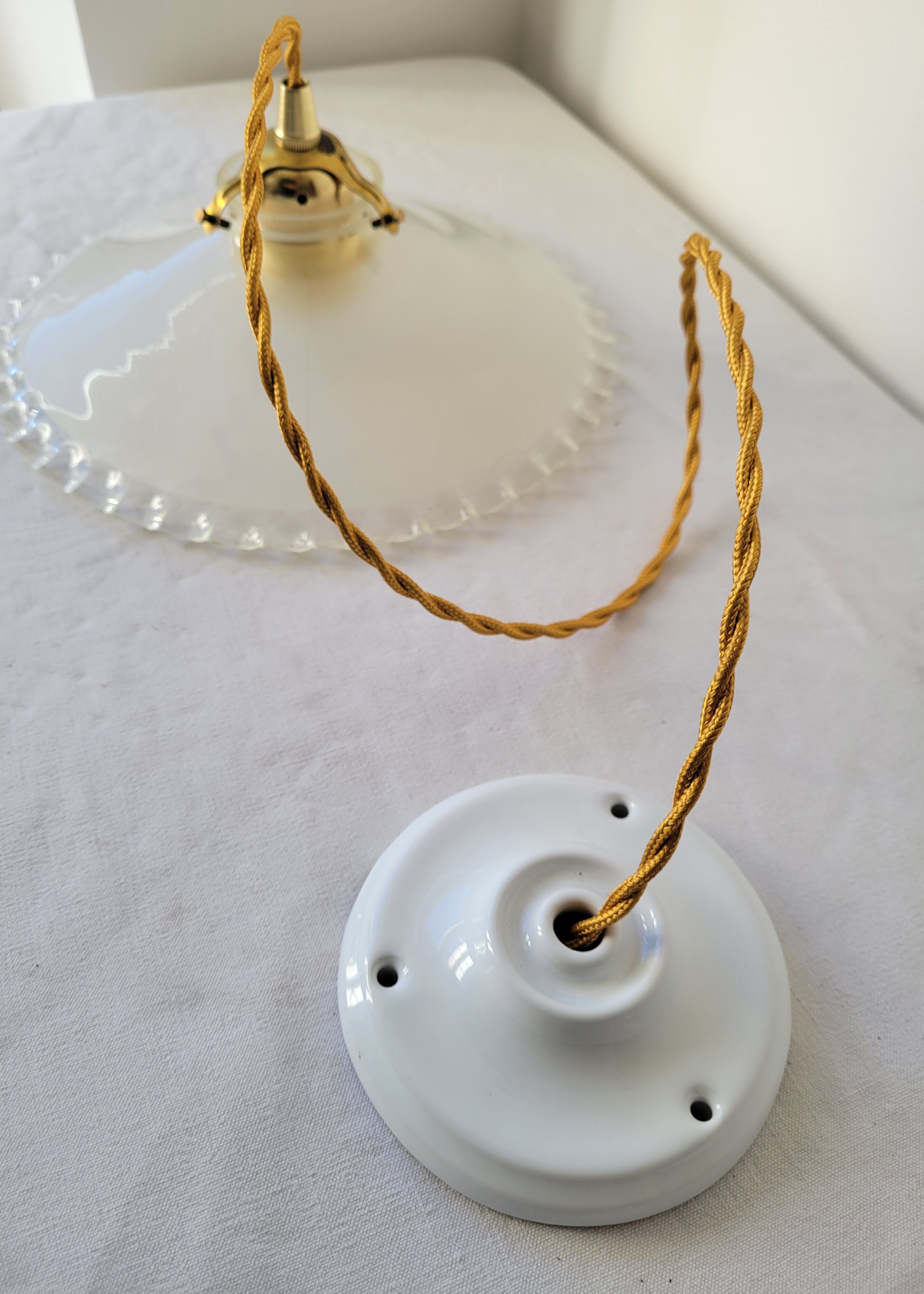 Serrated opaline suspension