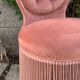 Fauteuil crapaud capitonné rose vintage
