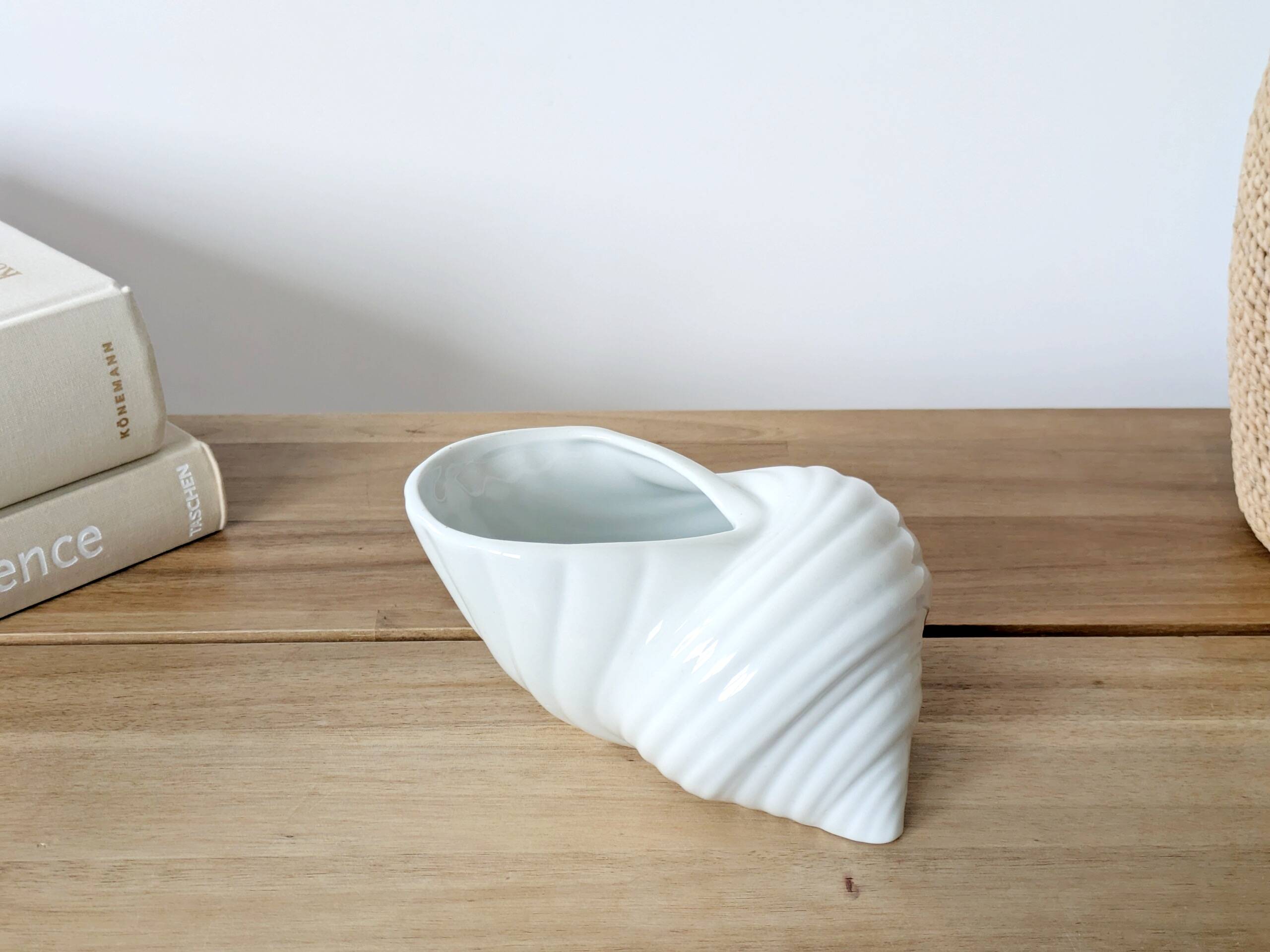 Shell-shaped porcelain catchall, Royal KPM Bavaria from the 1970s.