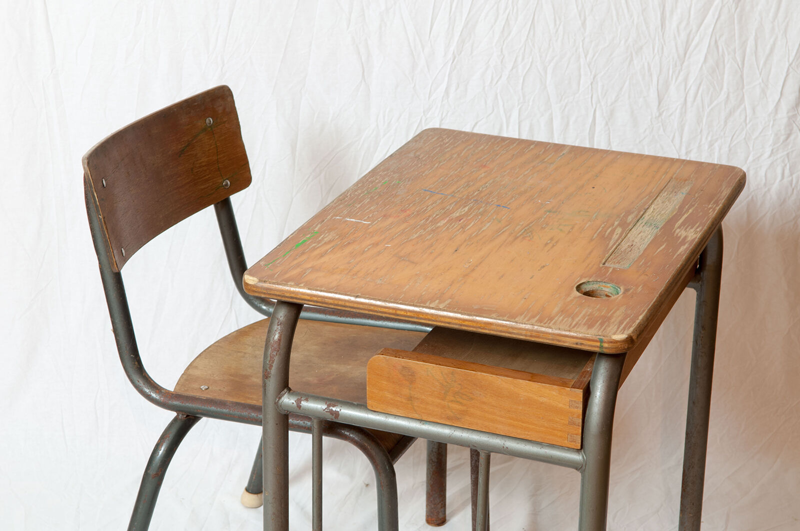Bureau d'école vintage des années 60 avec porte-cartable