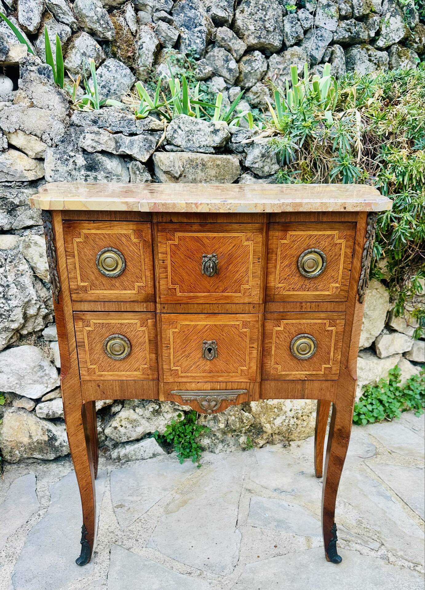 Commode sauteuse à ressaut en Marqueterie de bois de style Transition 