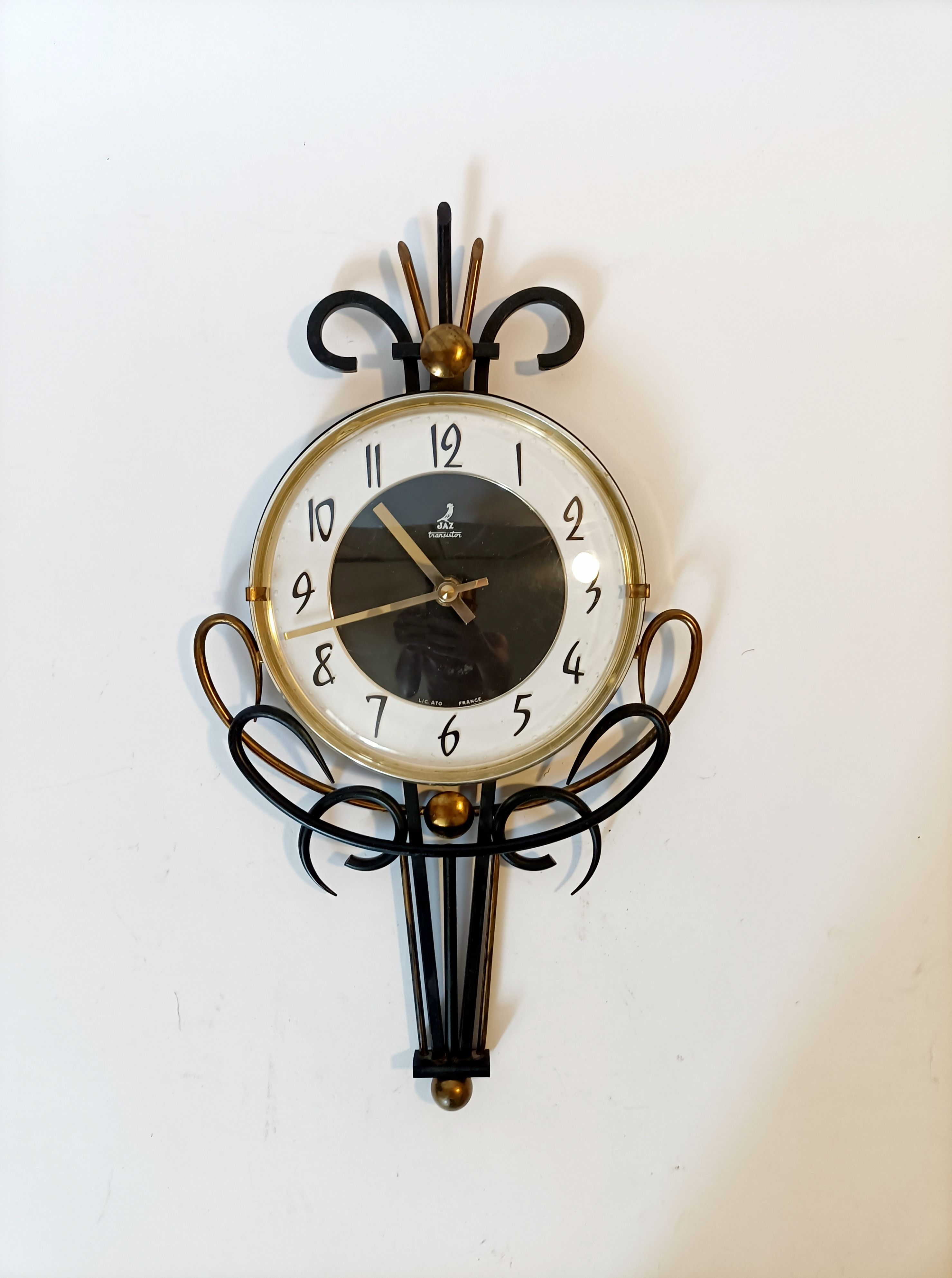 Jaz clock in black metal and golden brass, model Cabic 1967/1968