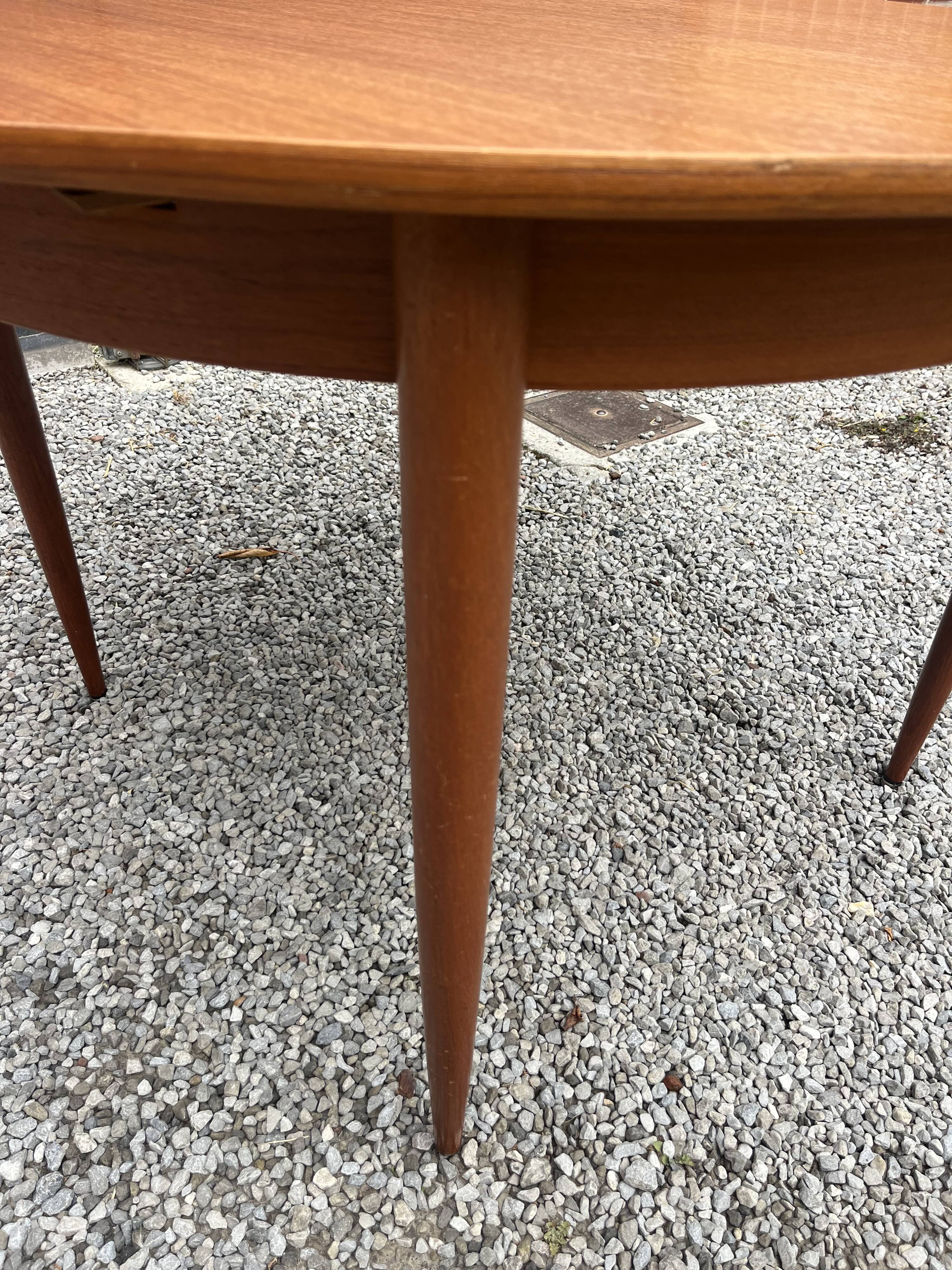 Table ronde en teck extensible design scandinave