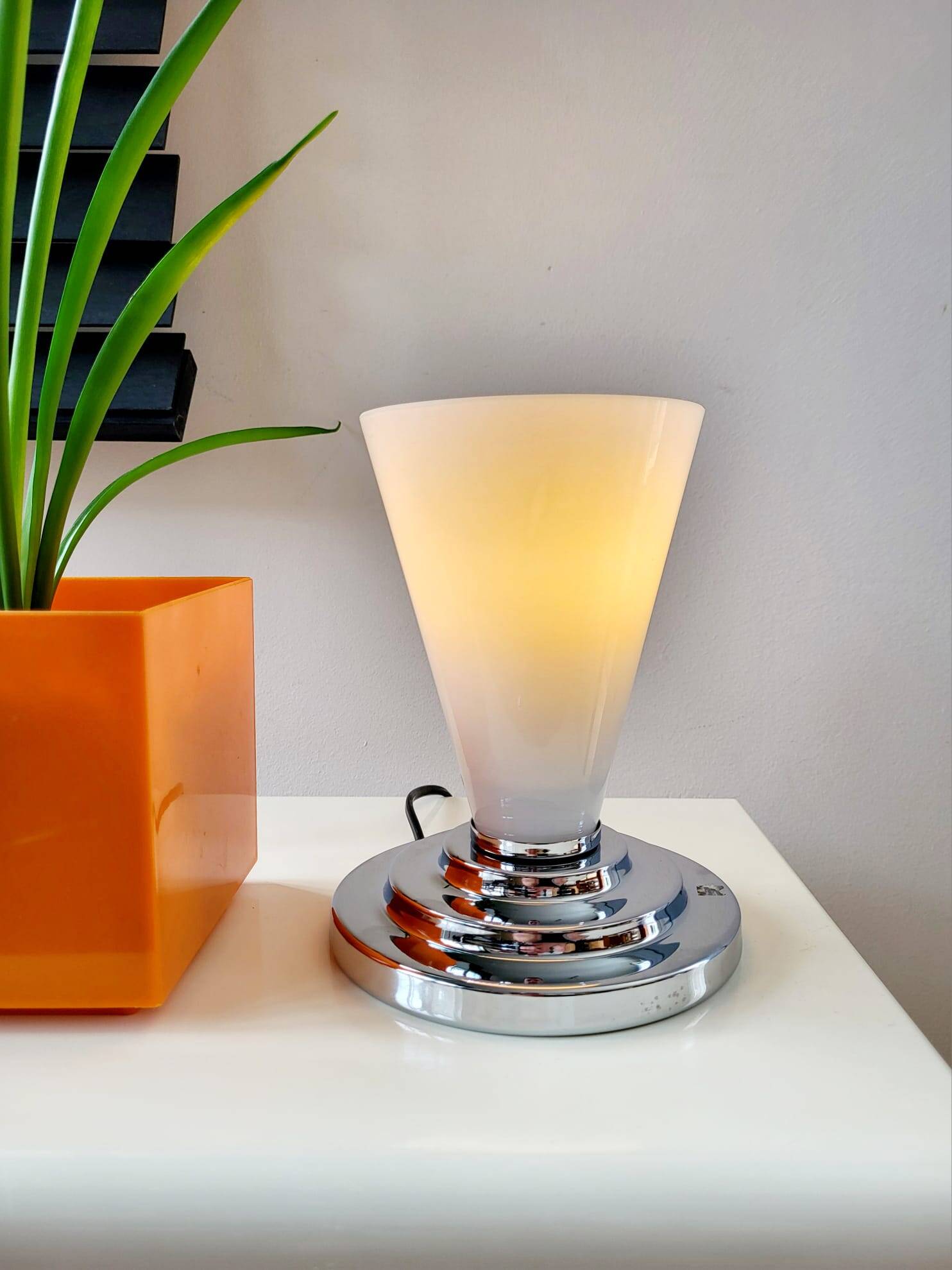 Lampe de table avec abat-jour en verre et pied chromé, probablement Massive