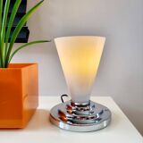 Lampe de table avec abat-jour en verre et pied chromé, probablement Massive