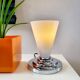 Lampe de table avec abat-jour en verre et pied chromé, probablement Massive