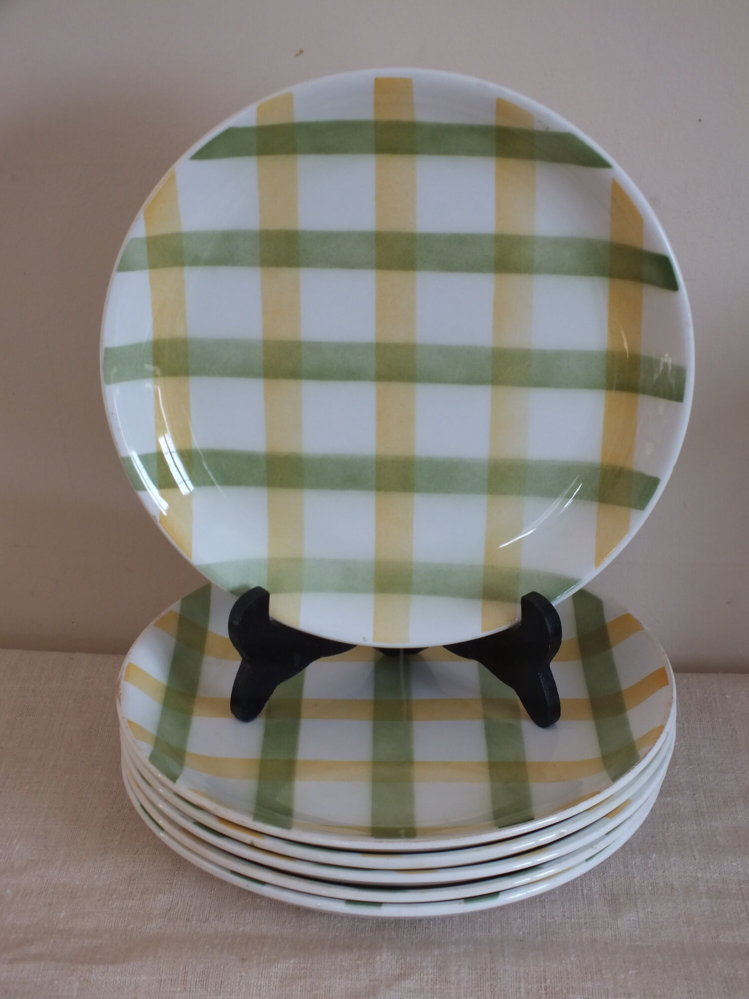 6 green and yellow checkered plates, tea towel