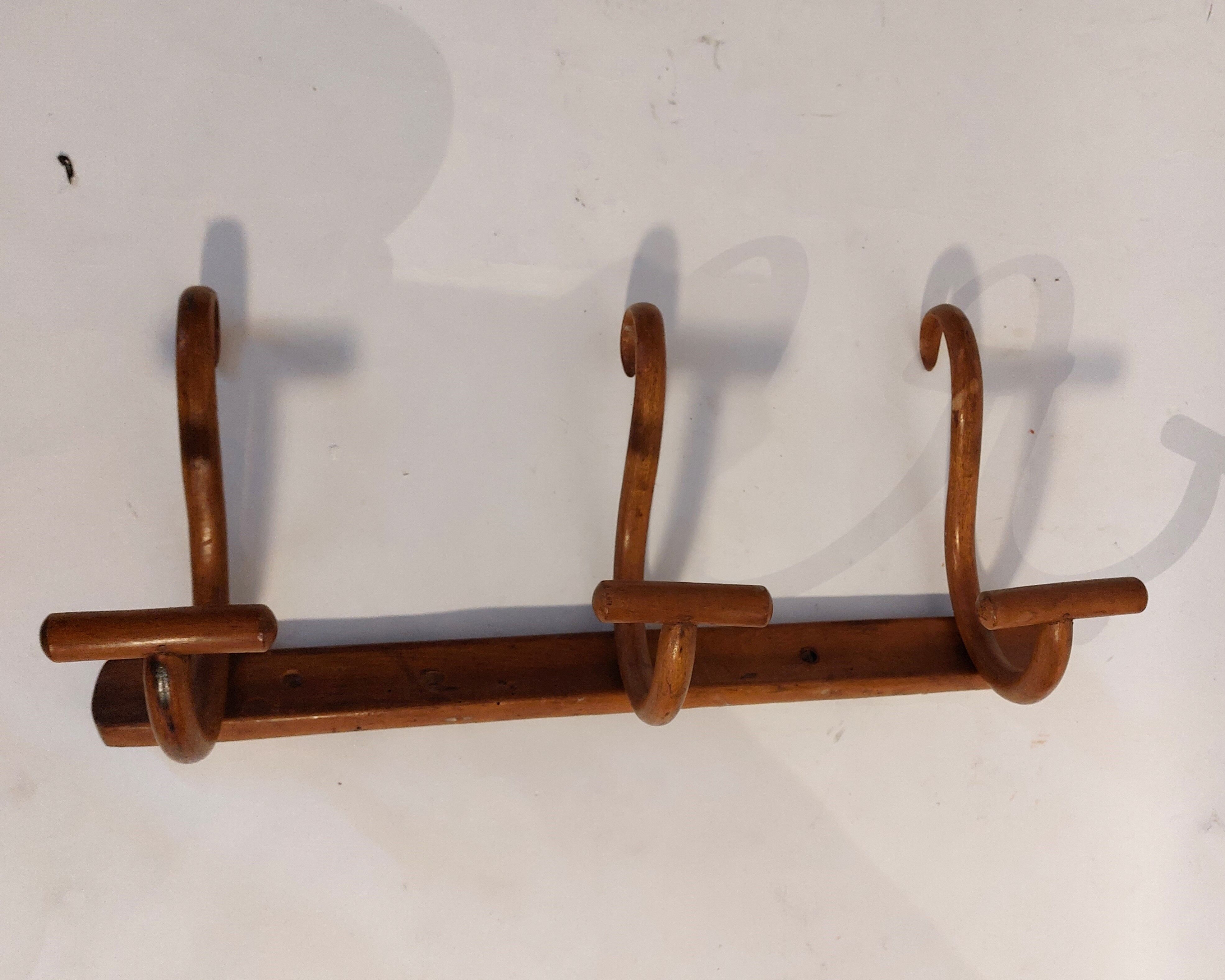 Curved wooden coat rack 3 walnut hooks Jacob & joseph Kohn 1900/1920.