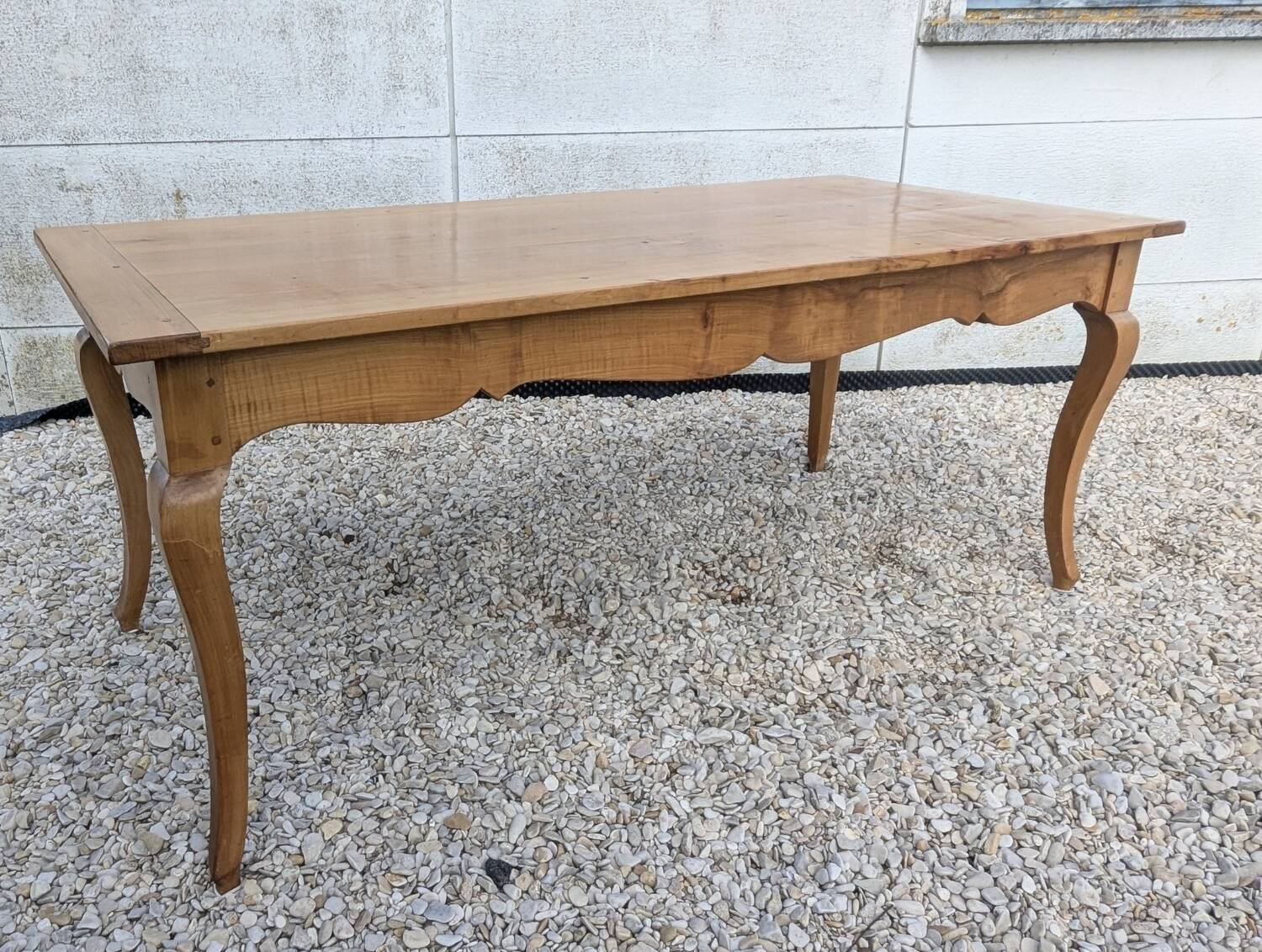 Provençal farmhouse table in blond cherry wood, Louis XV style.