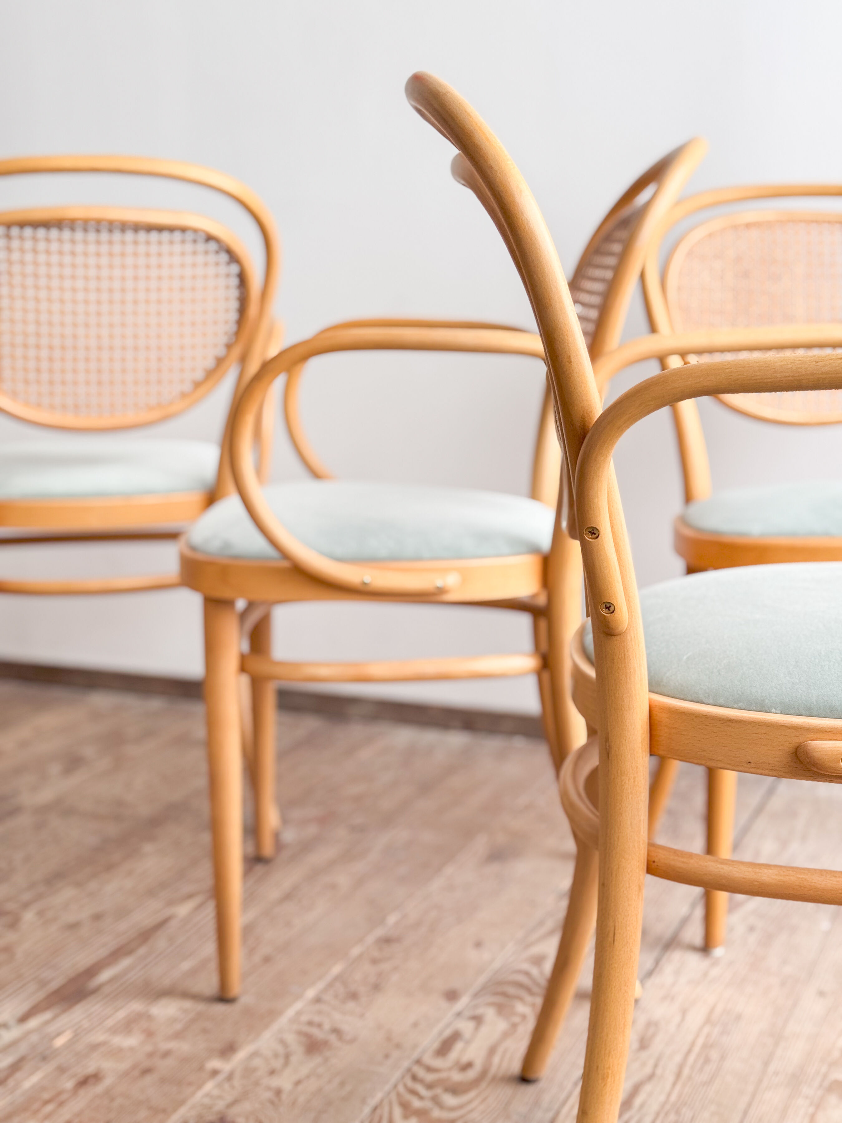 Ensemble de 4 chaises Thonet 215P en hêtre avec cannage d’origine et velour