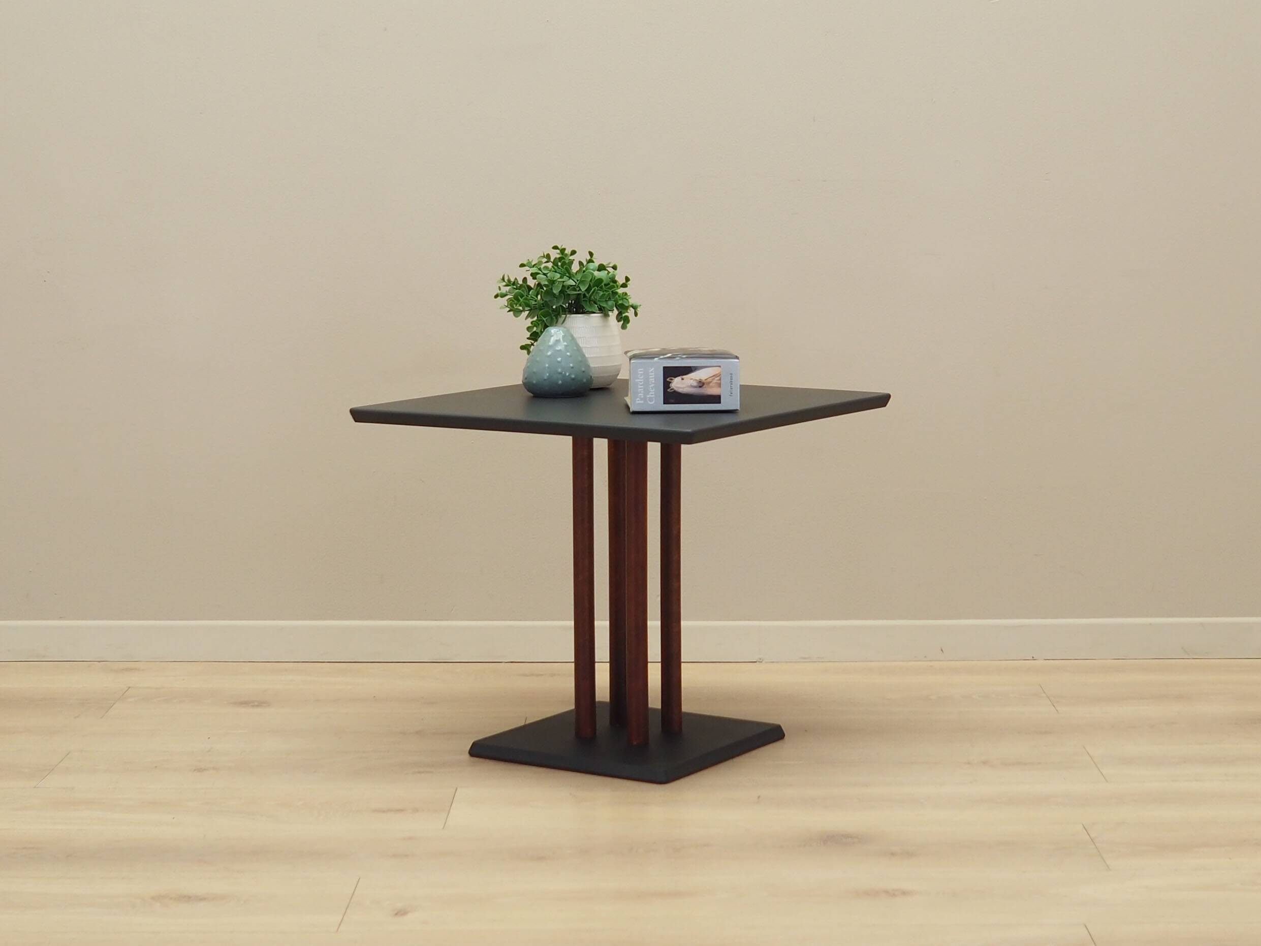 Table basse, design danois, années 1980, production : Danemark