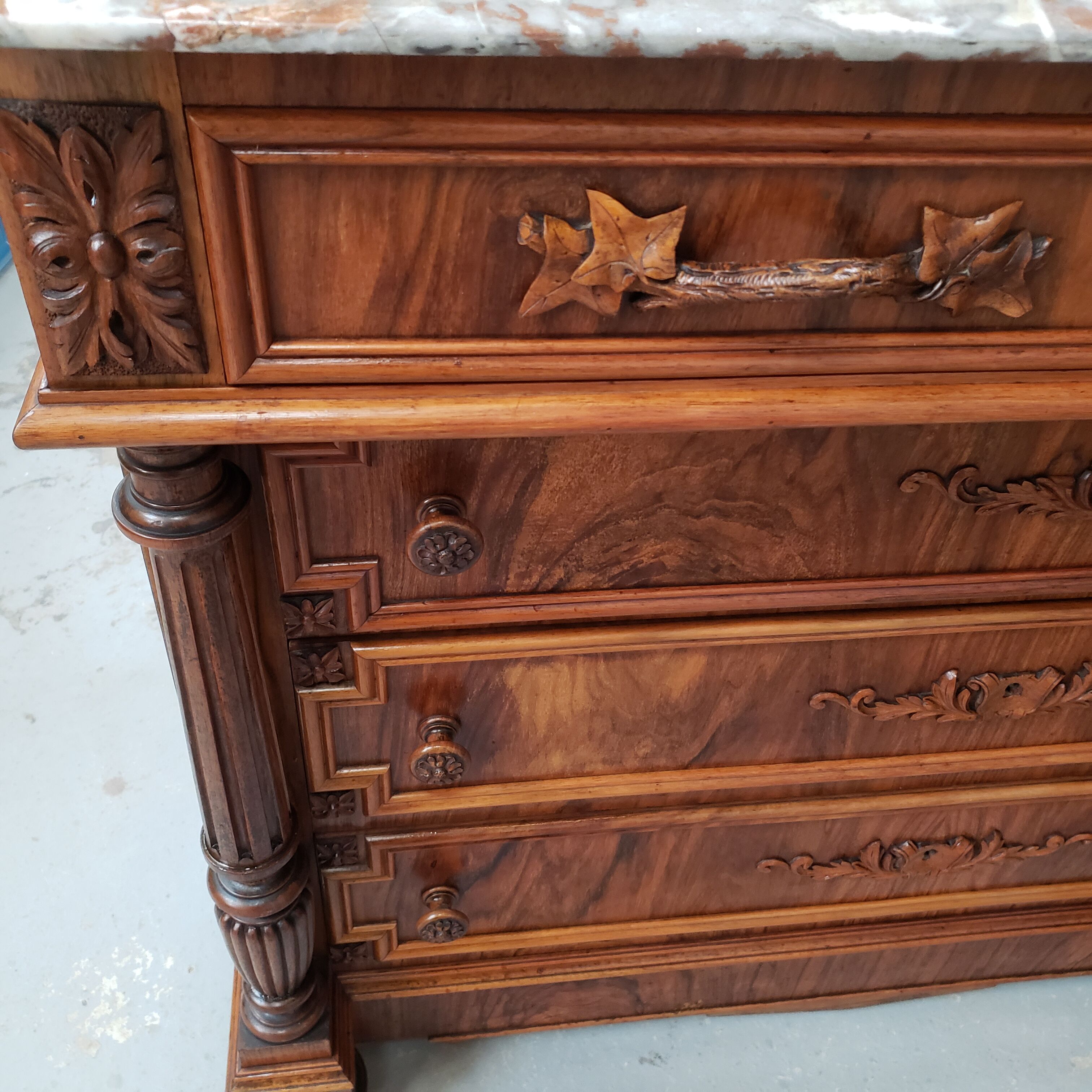 Antique chest of drawers carved in walnut XIX