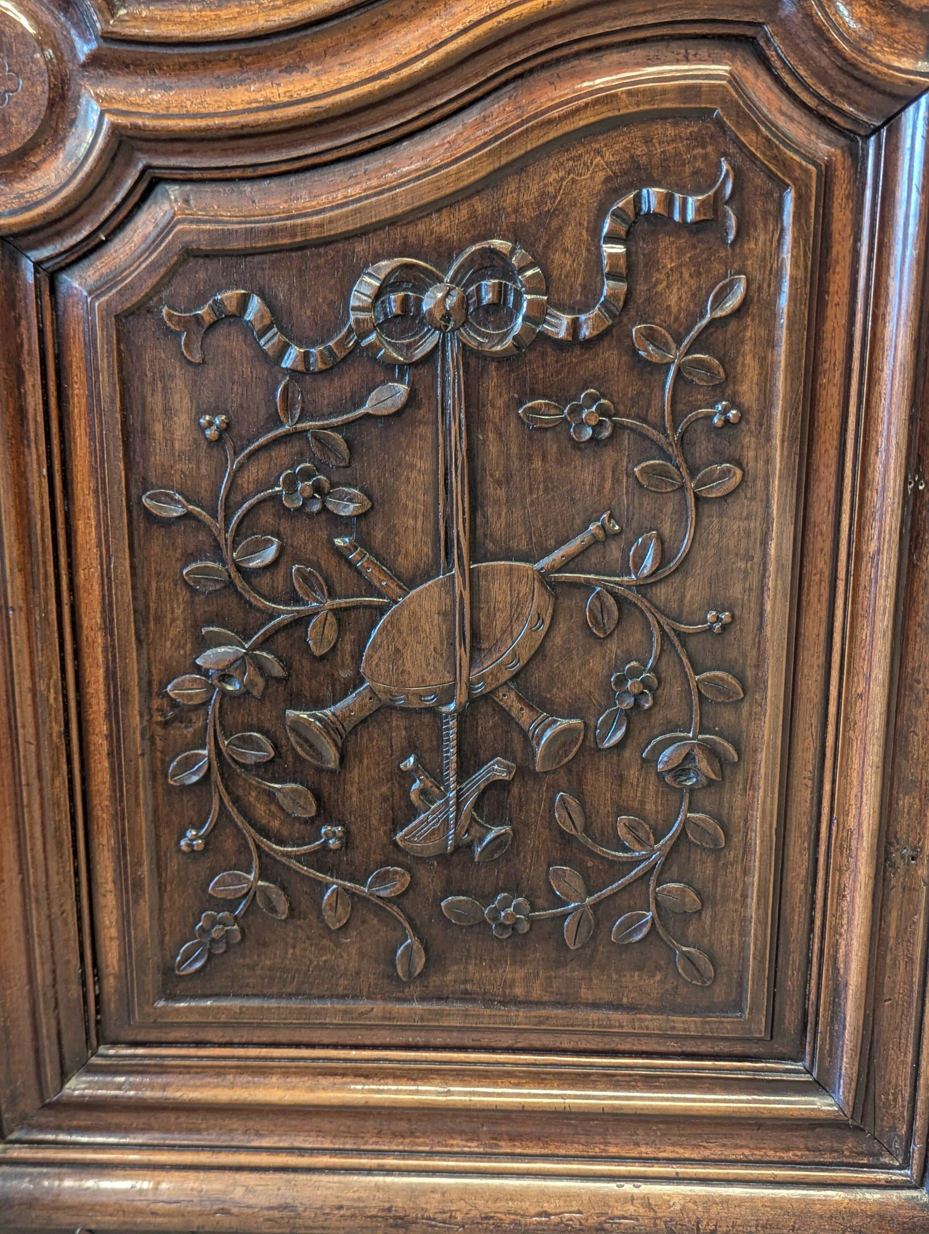 Antique Louis XV bonnetière in carved walnut – Late 18th century