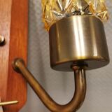 Ancienne applique danoise, avec double source de lumière, en bois de teck, verre de couleur ambre et laiton