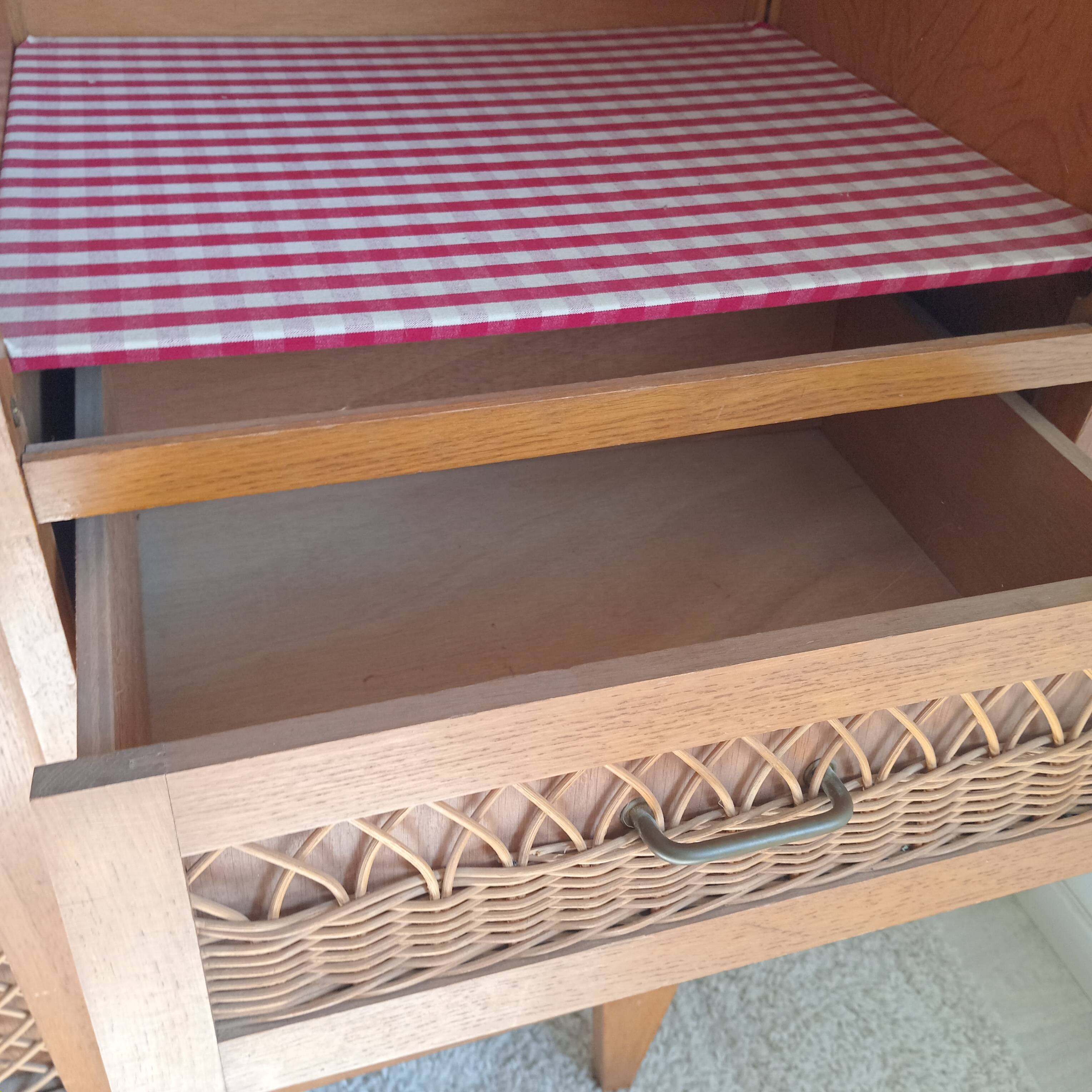 Armoire secrétaire vintage en osier et chêne clair – Années 6