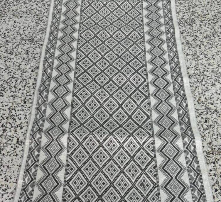 Hand-woven white and gray margoum rug