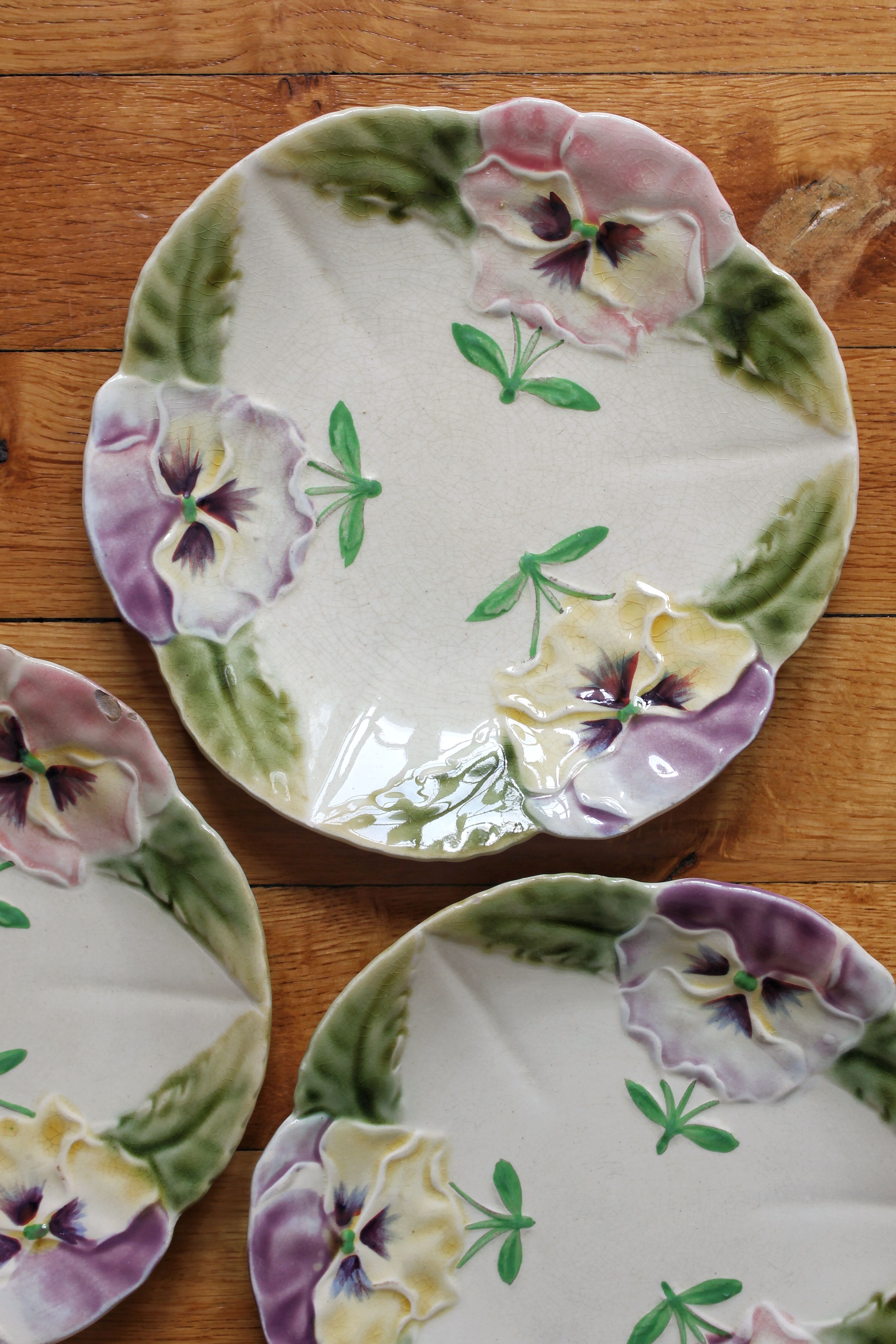 3 plates in slurry "Pensées" Choisy-le-Roi, nineteenth century