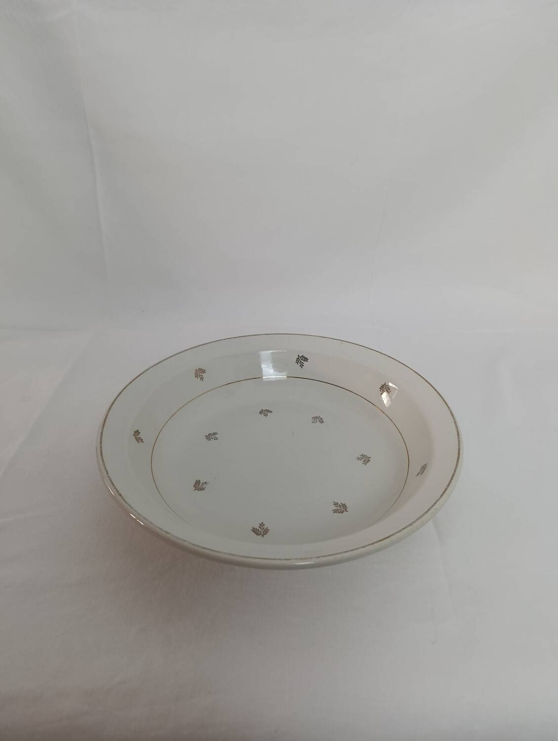 Set of 2 white deep plates with a gold pattern.
