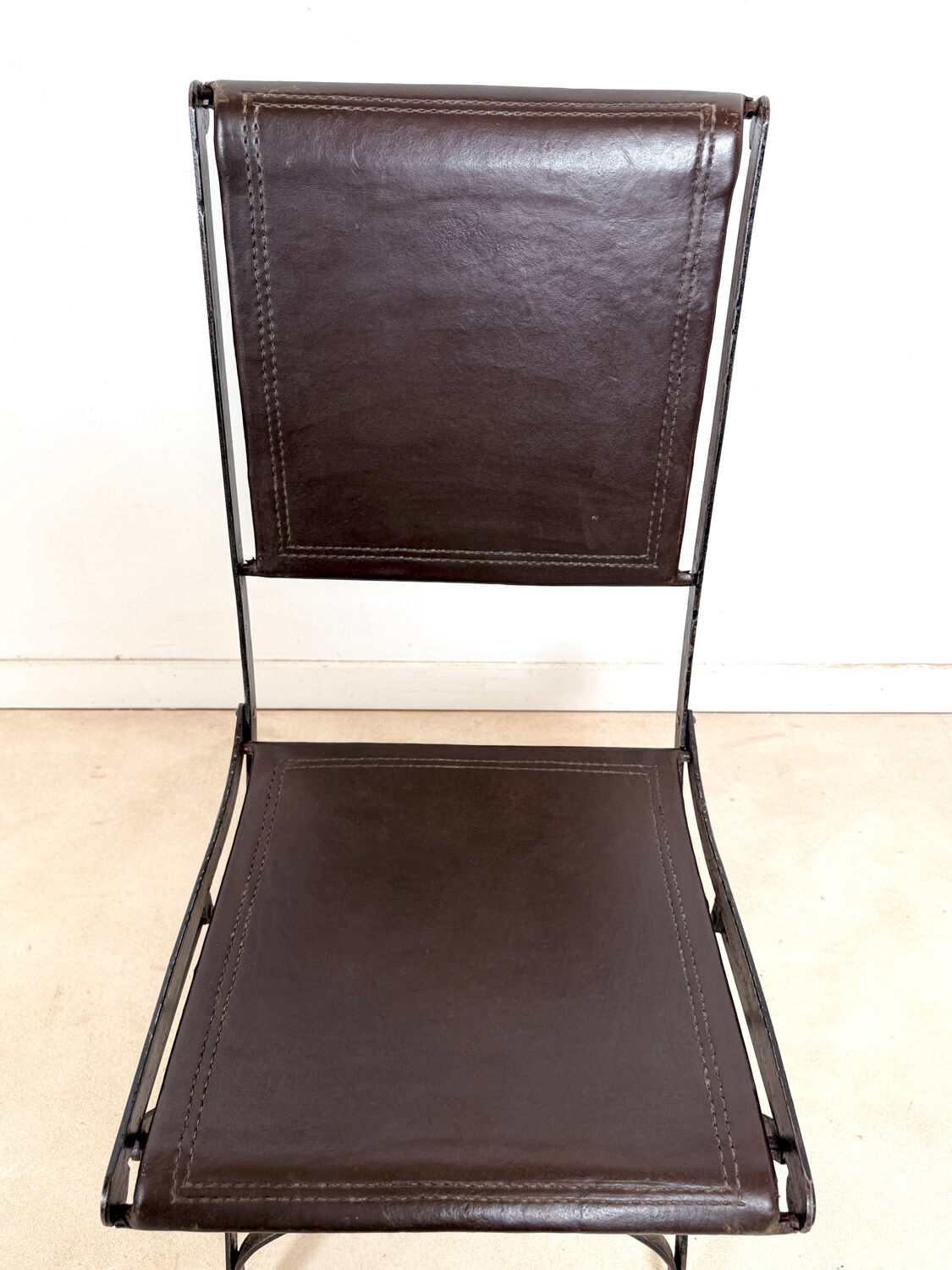 Ensemble de 2 chaises pliantes anciennes en fer forgé et cuir
