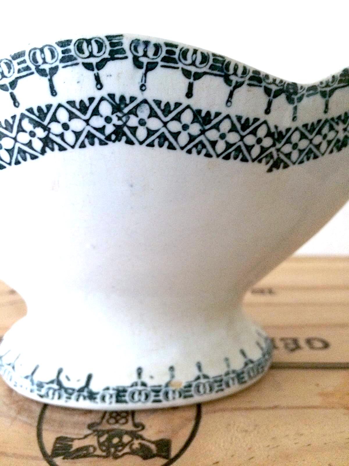 Gravy boat earthenware of Saint Amand iron earth